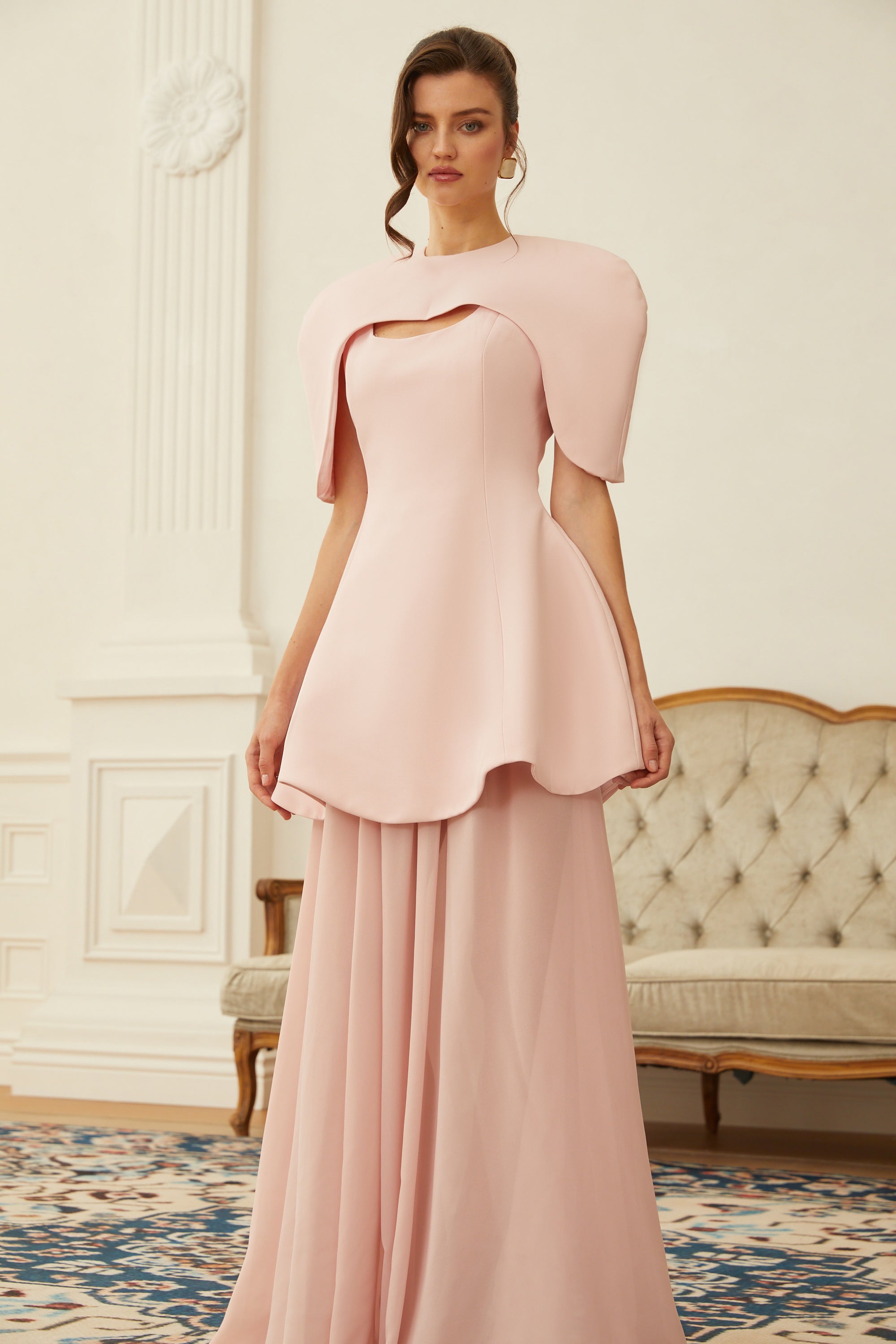 طقم فستان ماكسي طويل ذو طبقات ووشاح من تصميم أوريان، باللون الوردي.