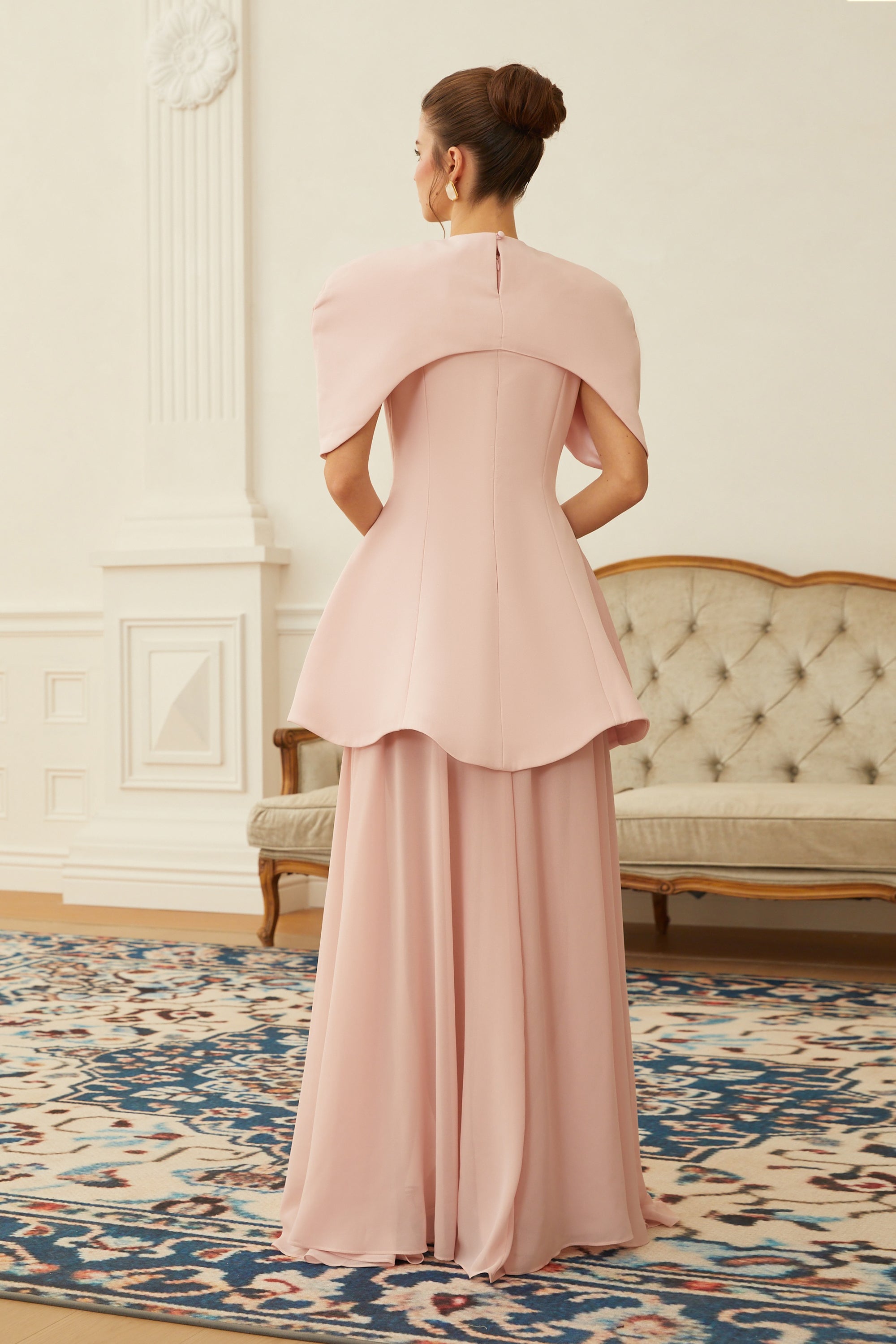 طقم فستان ماكسي طويل ذو طبقات ووشاح من تصميم أوريان، باللون الوردي.