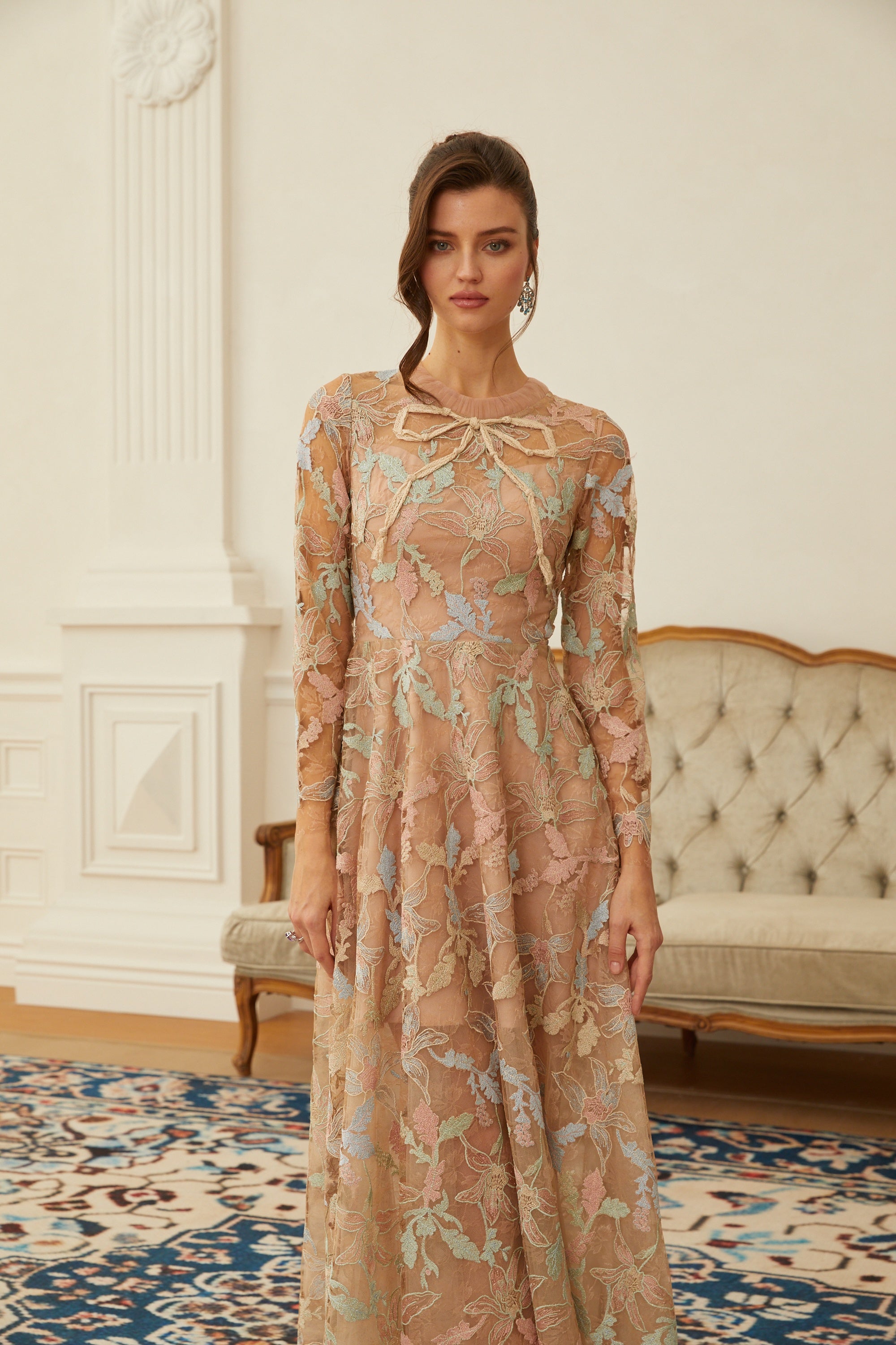 Ragnfrid Maxikleid mit neutralem floralem Jacquard-Spitzenmuster
