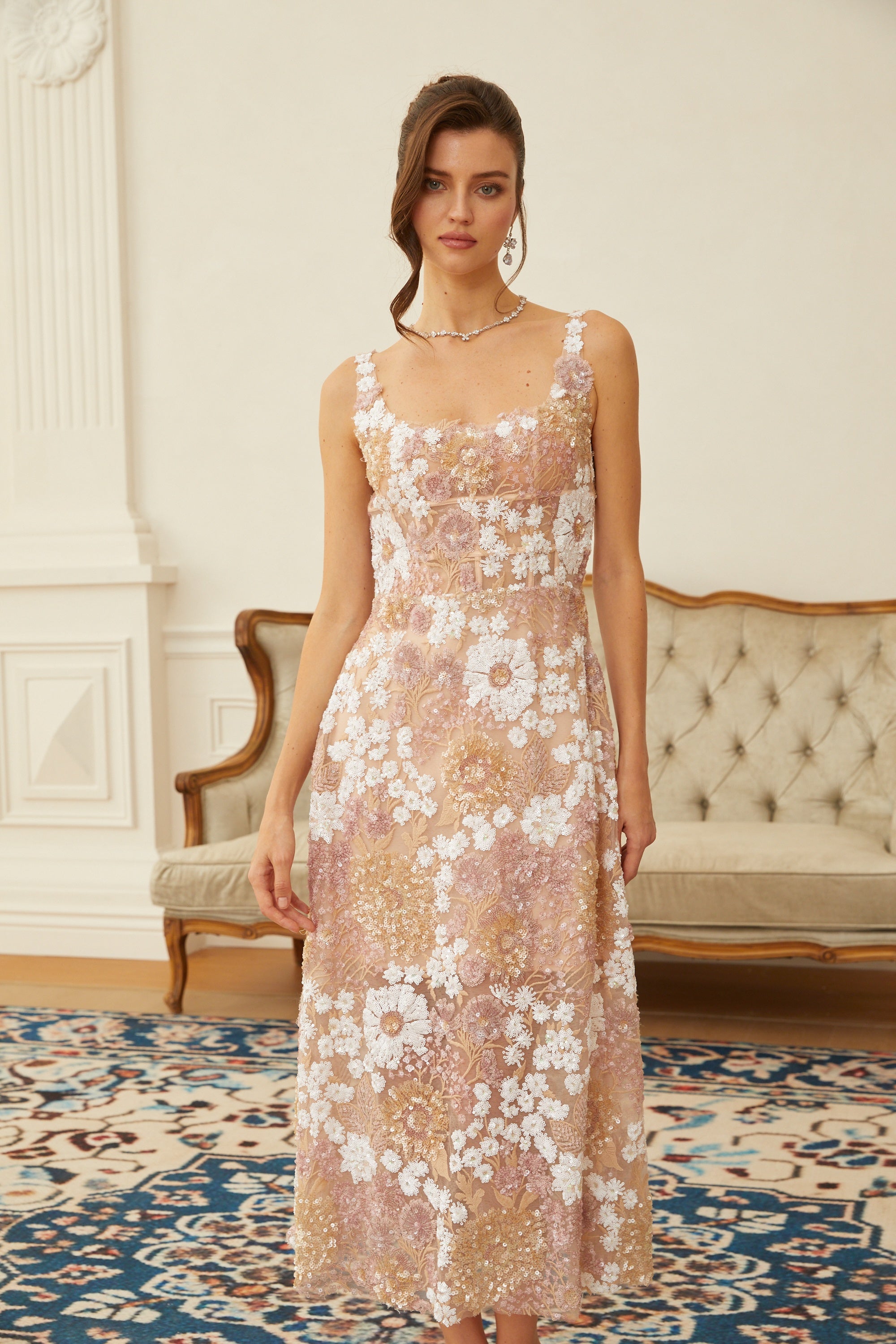 فستان إيرليس متوسط الطول من التول المزود بالترتر والنقشة الزهرية باللون المحايد