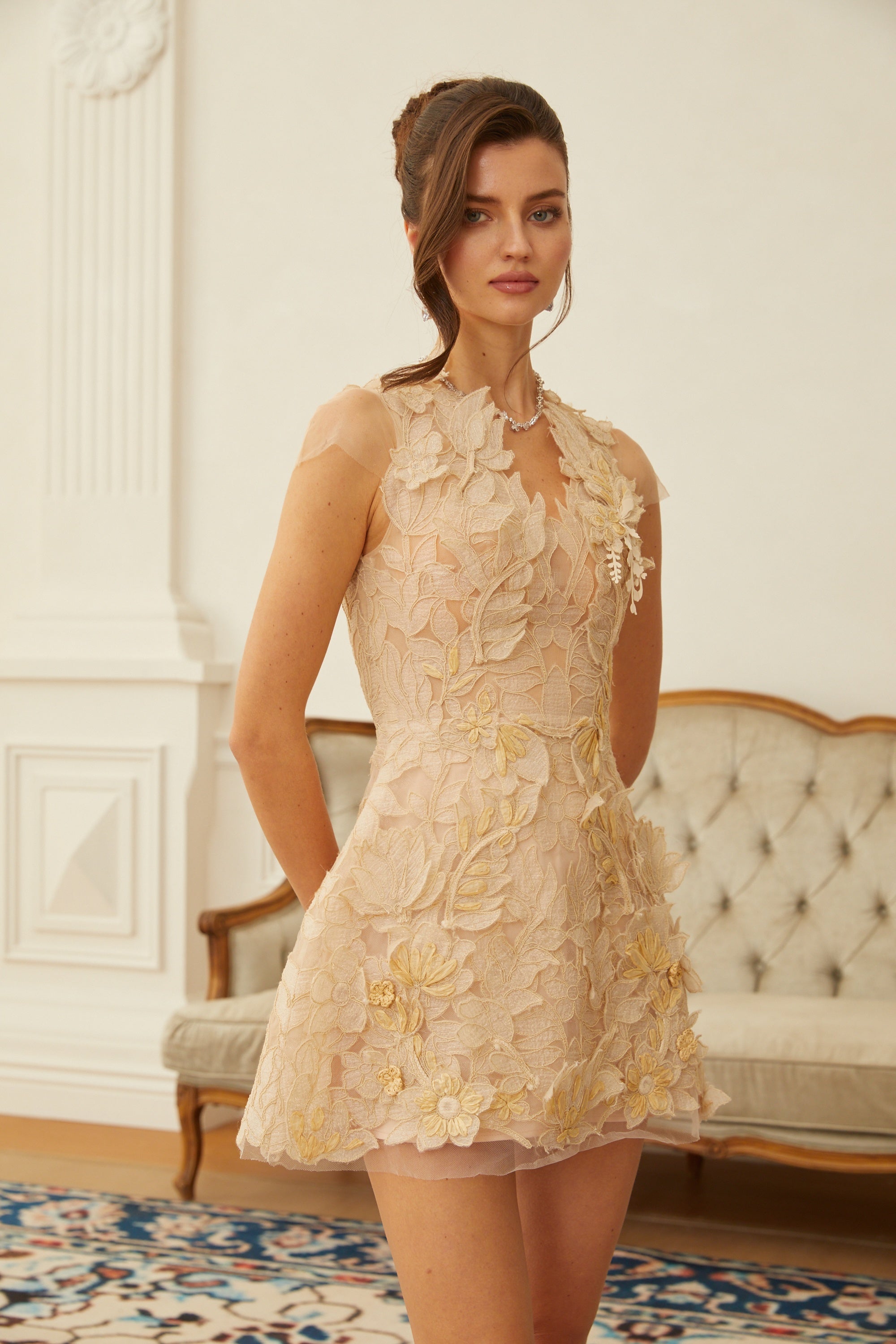 فستان قصير بياقة على شكل V من Linnea مزين بزخارف زهرية بألوان محايدة