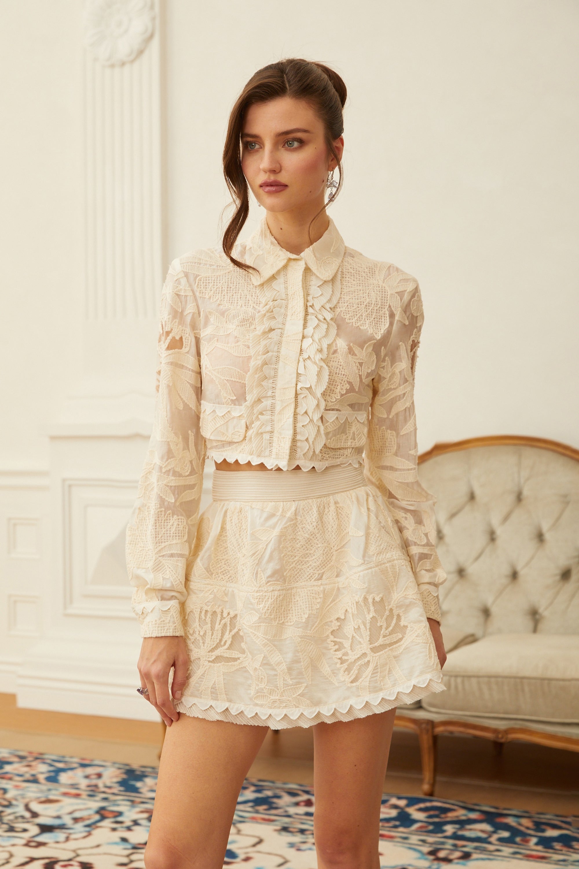 طقم ريهة المحاكة اليدوية ذات النقشة الزهرية المحايدة المكون من قميص وطوقة