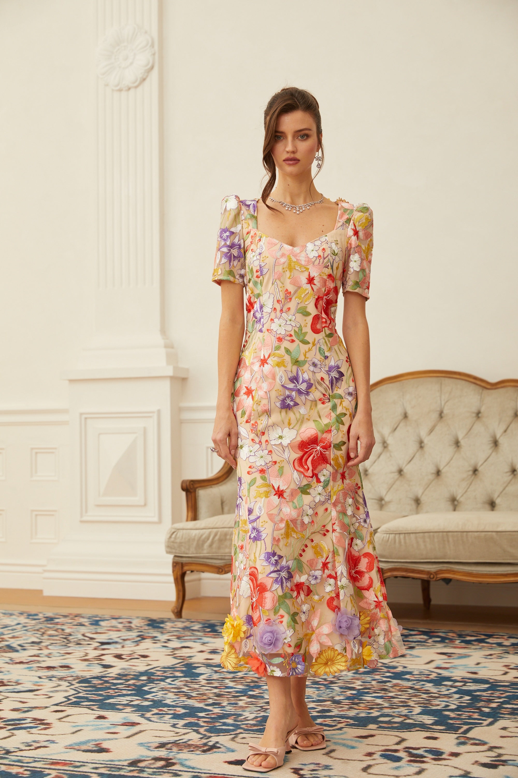 فستان دارسي من التول بتطريز زهور محايد اللون، متوسط الطول.