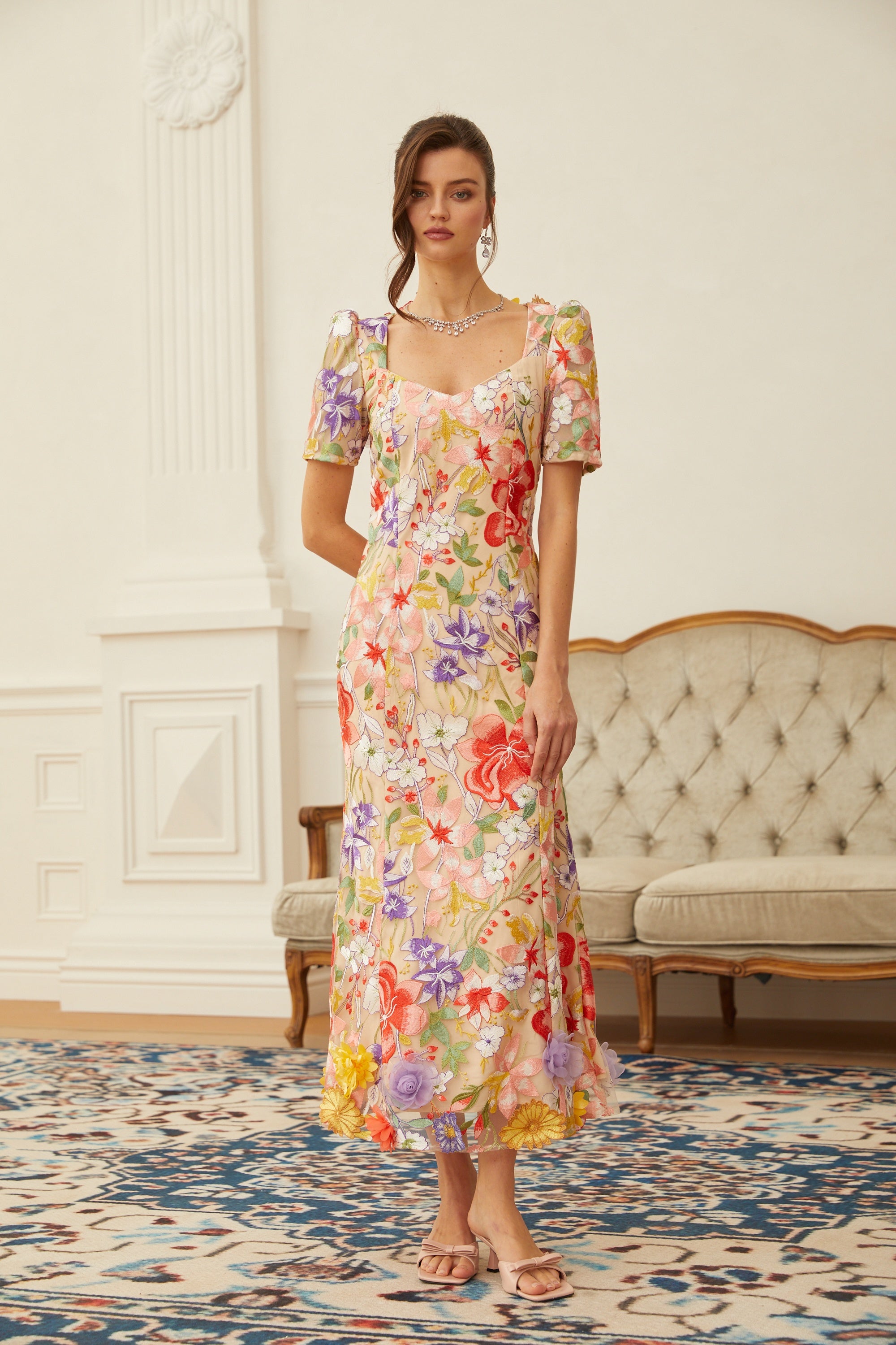 فستان دارسي من التول بتطريز زهور محايد اللون، متوسط الطول.