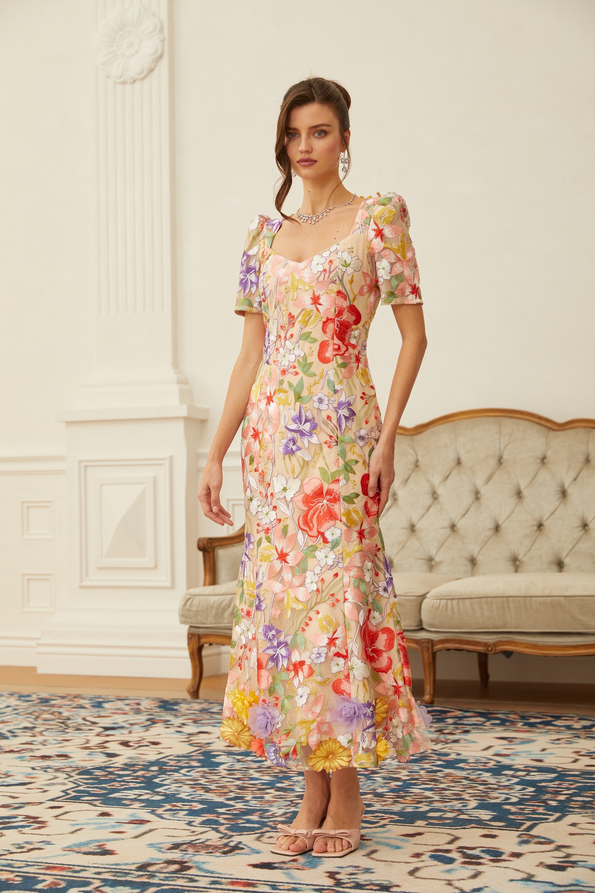 فستان دارسي من التول بتطريز زهور محايد اللون، متوسط الطول.