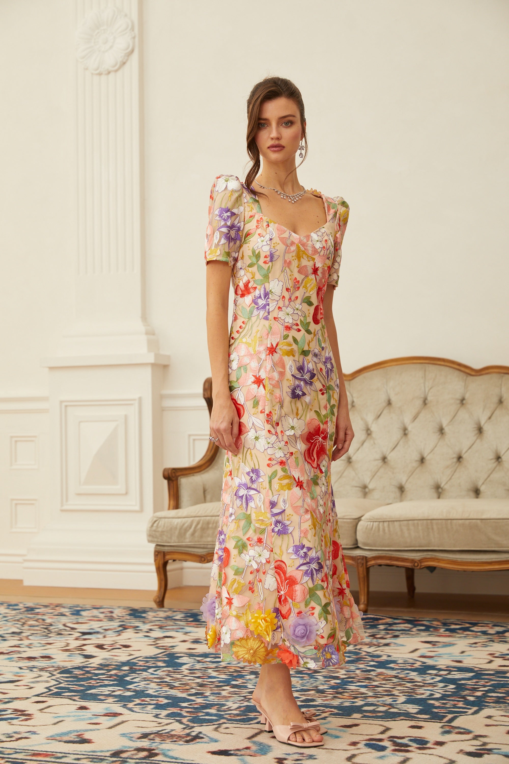 فستان دارسي من التول بتطريز زهور محايد اللون، متوسط الطول.