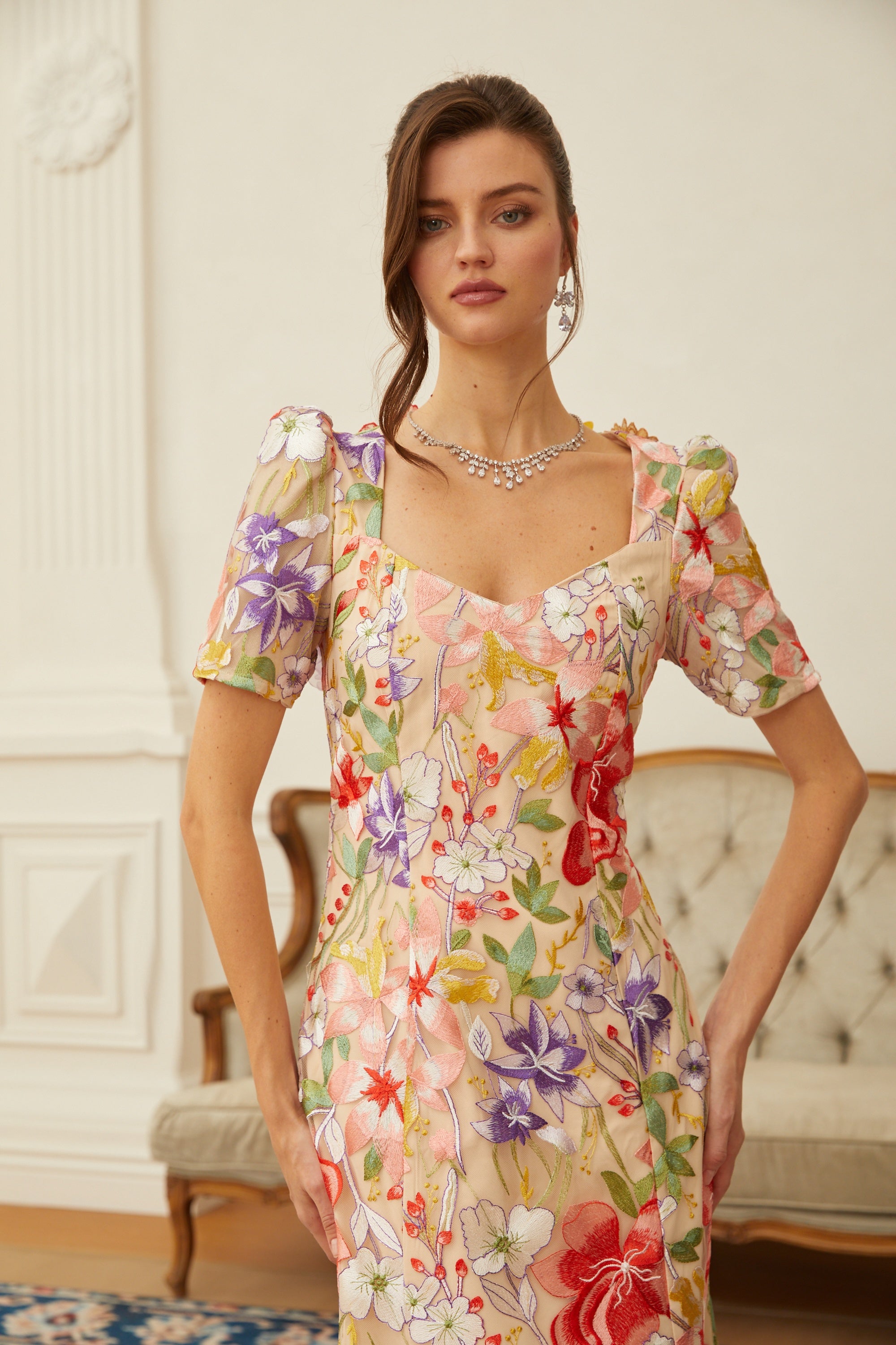 فستان دارسي من التول بتطريز زهور محايد اللون، متوسط الطول.