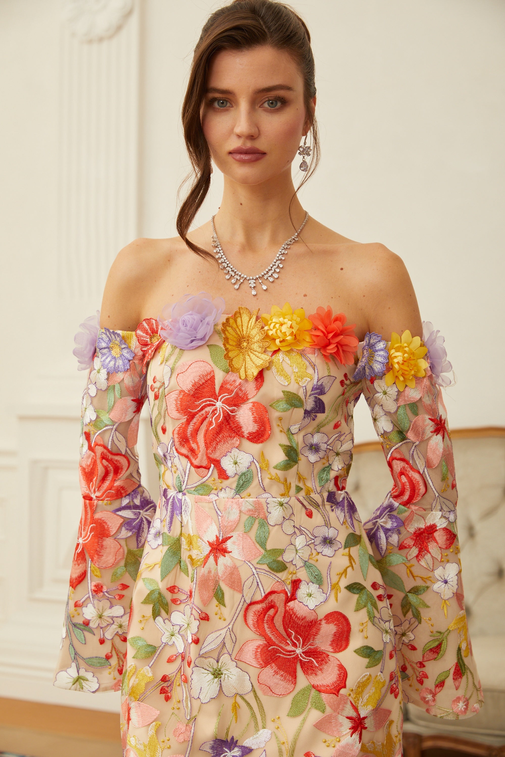 Malva Neutrales, blumengesticktes Tüll-Minikleid