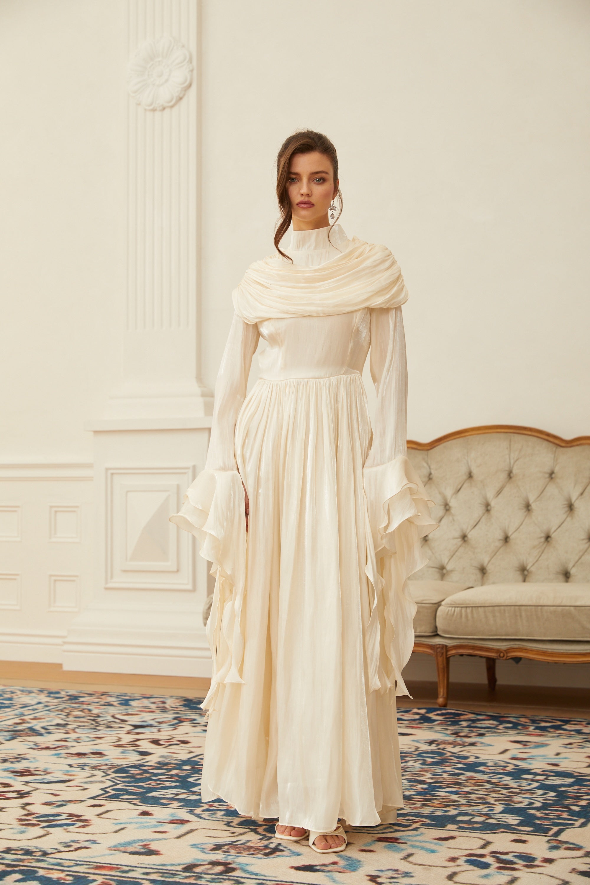 Danuta Neutral gerafftes, plissiertes Maxikleid