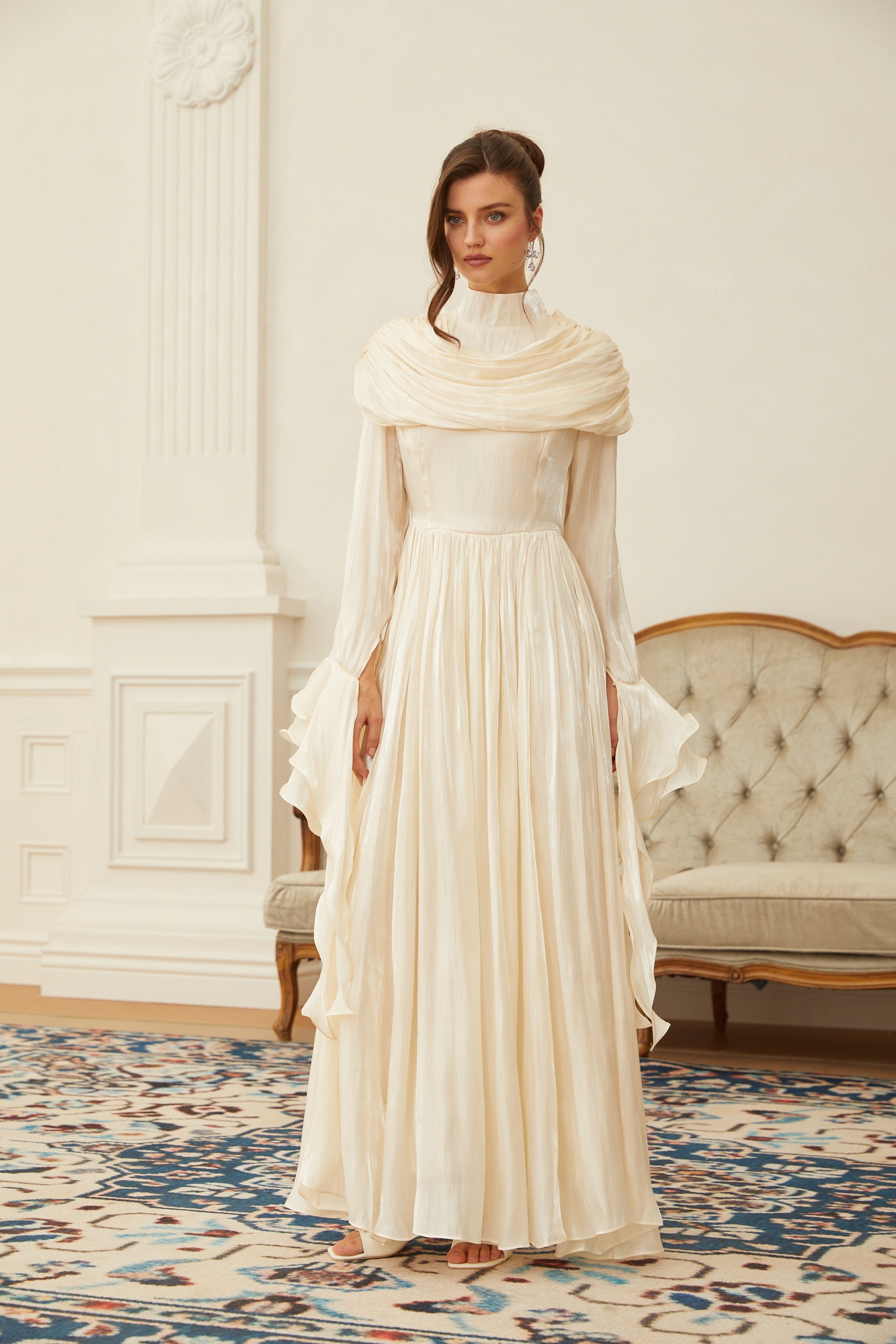 Danuta Neutral gerafftes, plissiertes Maxikleid