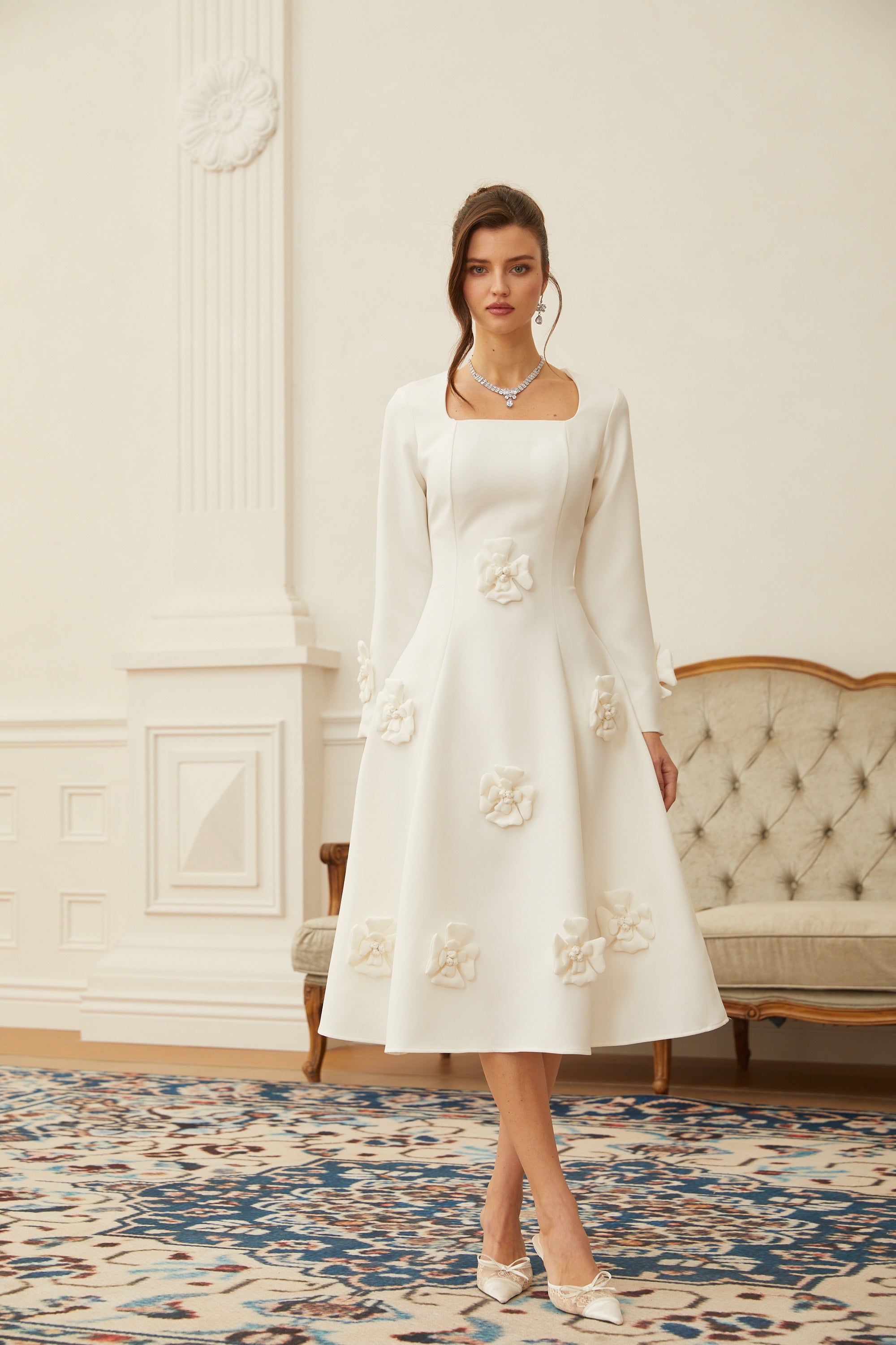 Estrid Weißes 3D-Blütenblatt-Midikleid mit Abnähern