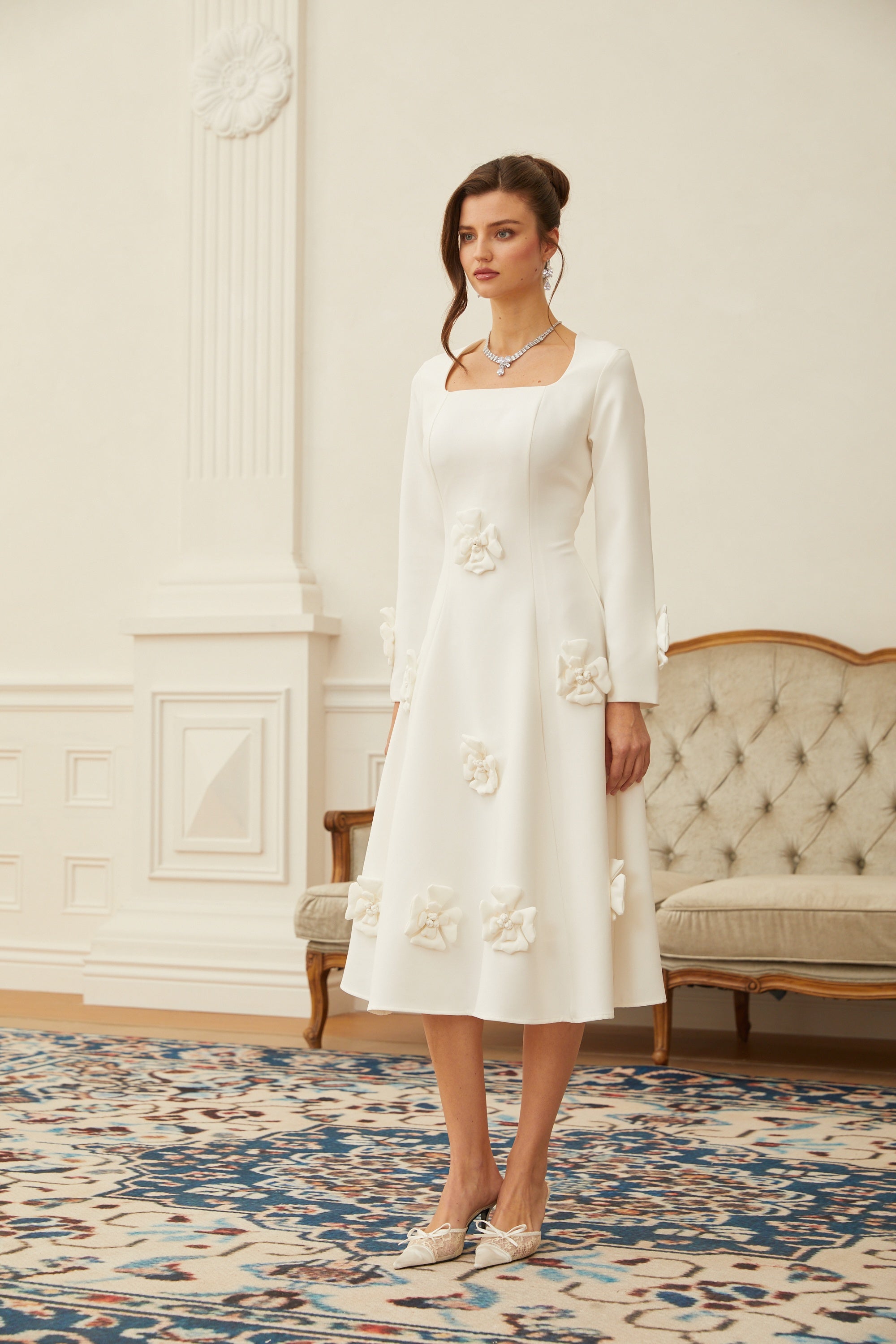 Estrid Weißes 3D-Blütenblatt-Midikleid mit Abnähern