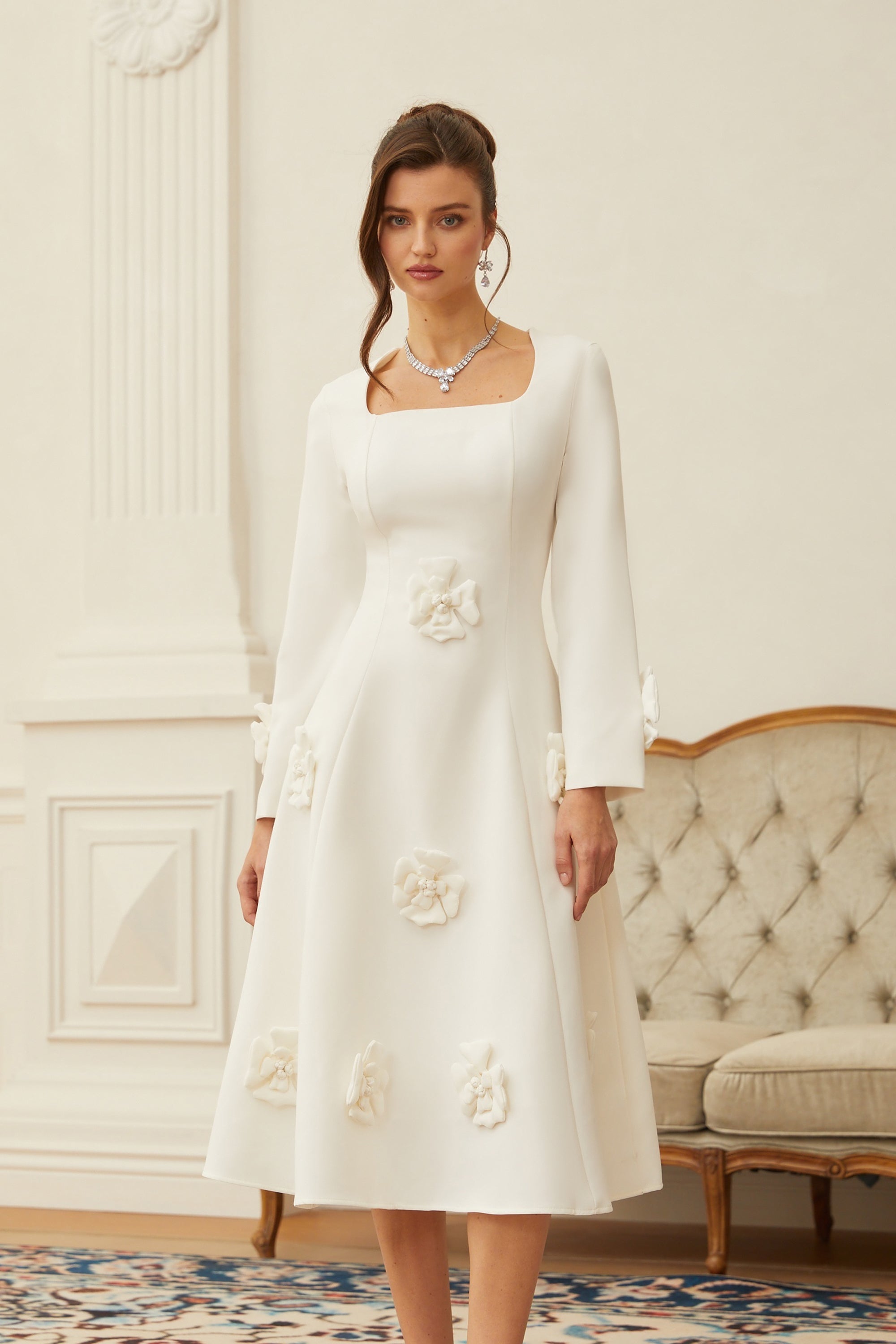 فستان إستريد أبيض متوسط الطول ذو بتلات ثلاثية الأبعاد ومكشكش