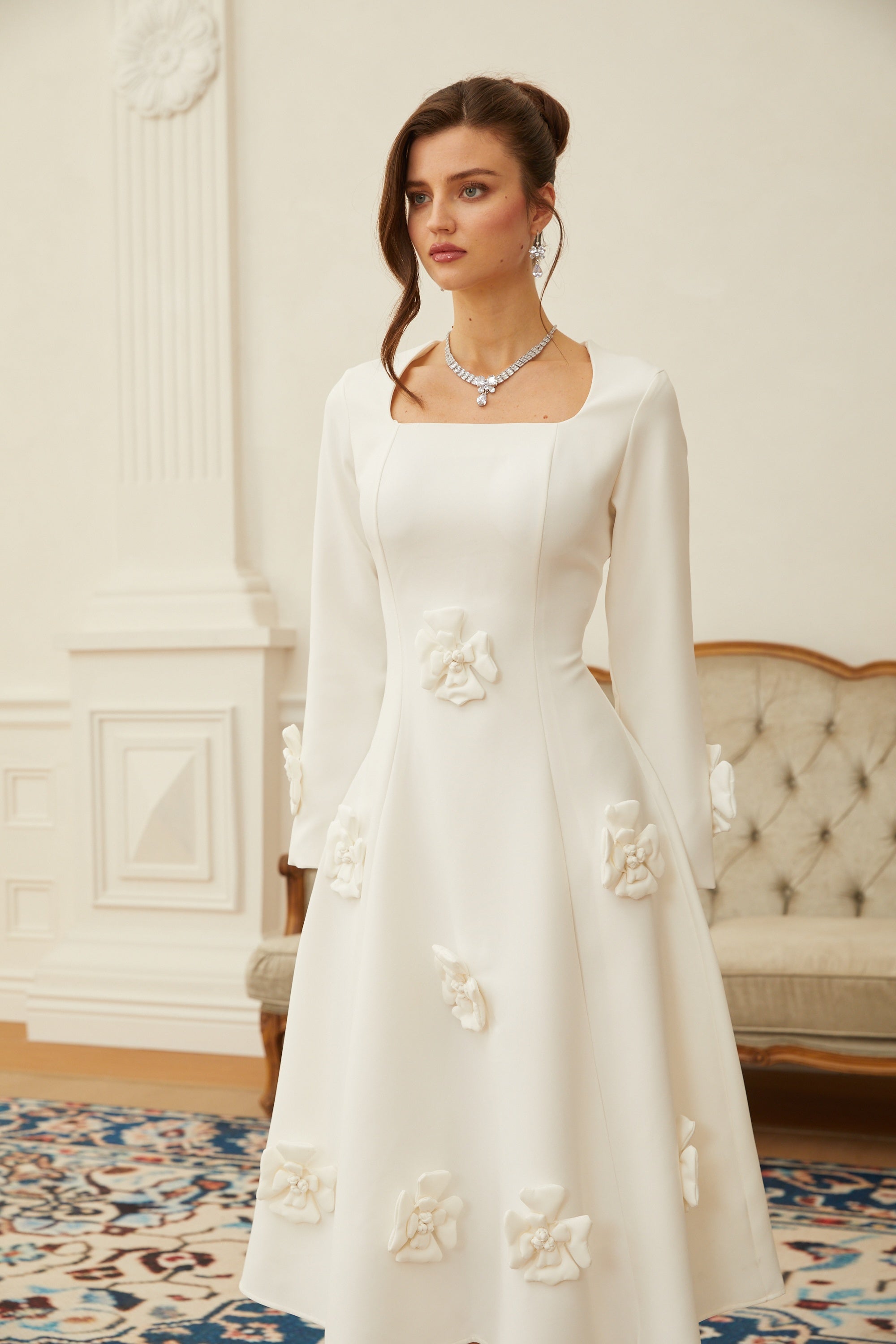 Estrid Weißes 3D-Blütenblatt-Midikleid mit Abnähern