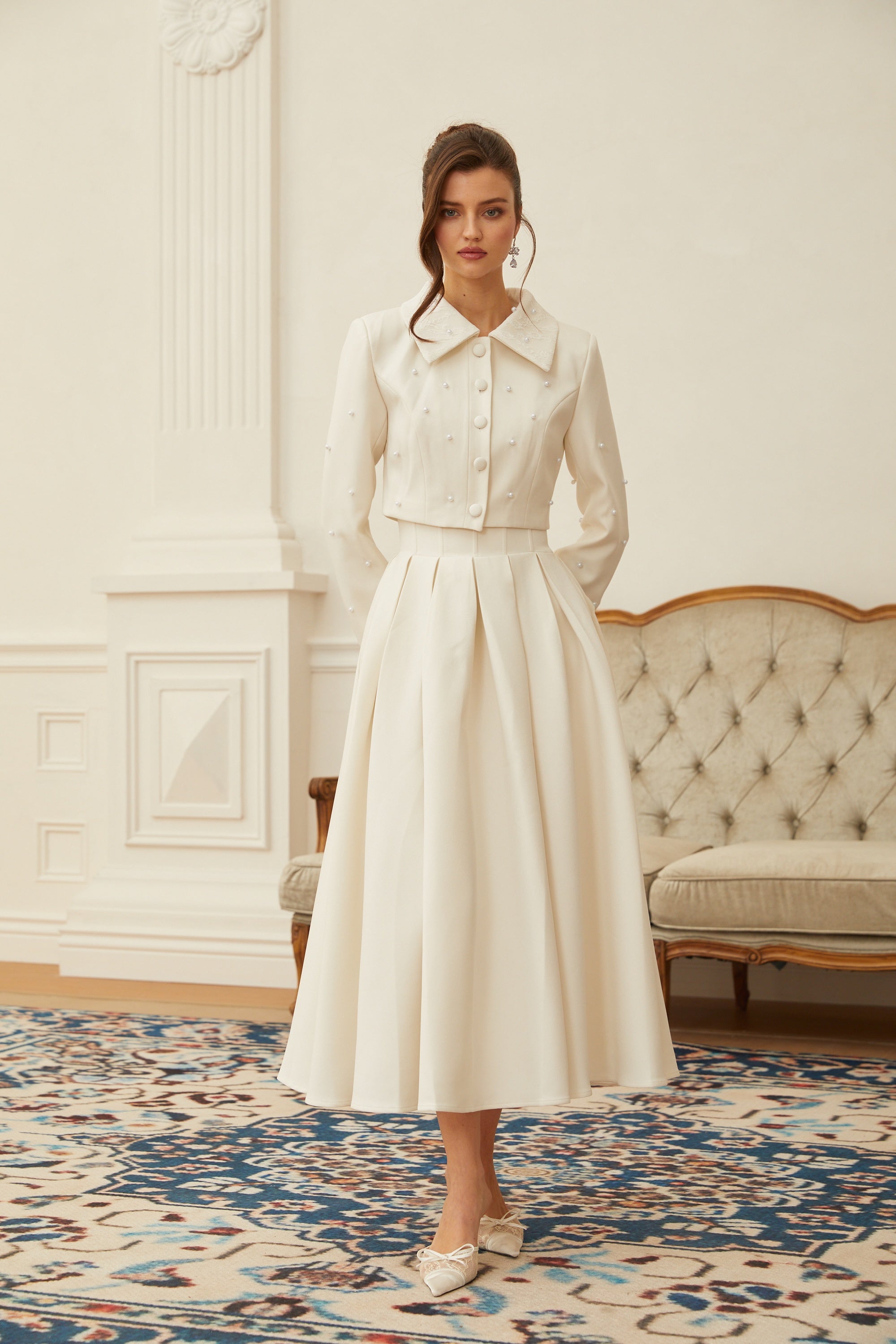 طقم جاكيت ومريلة مايا الأبيض المصنوع من اللؤلؤ الصناعي