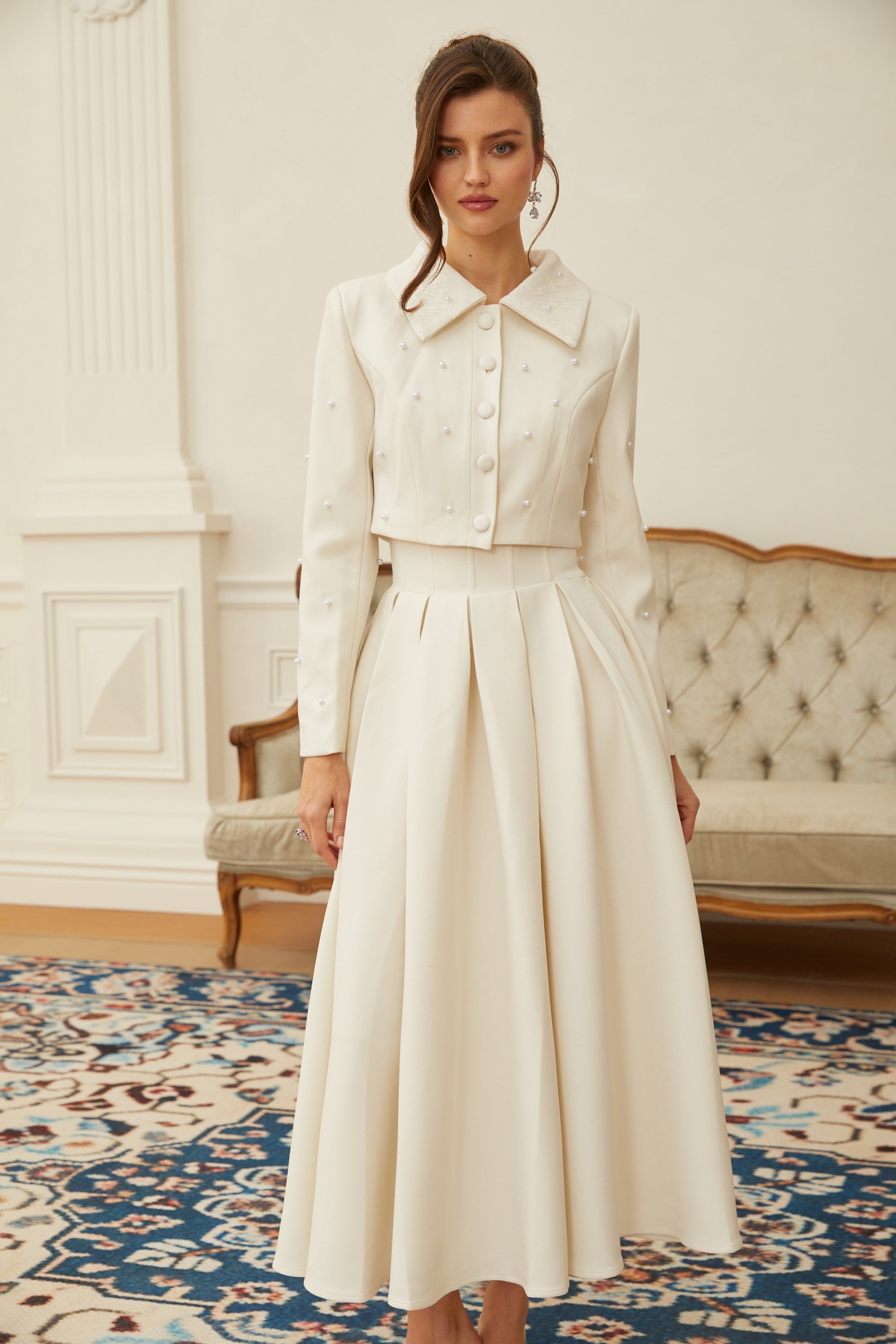 طقم جاكيت ومريلة مايا الأبيض المصنوع من اللؤلؤ الصناعي