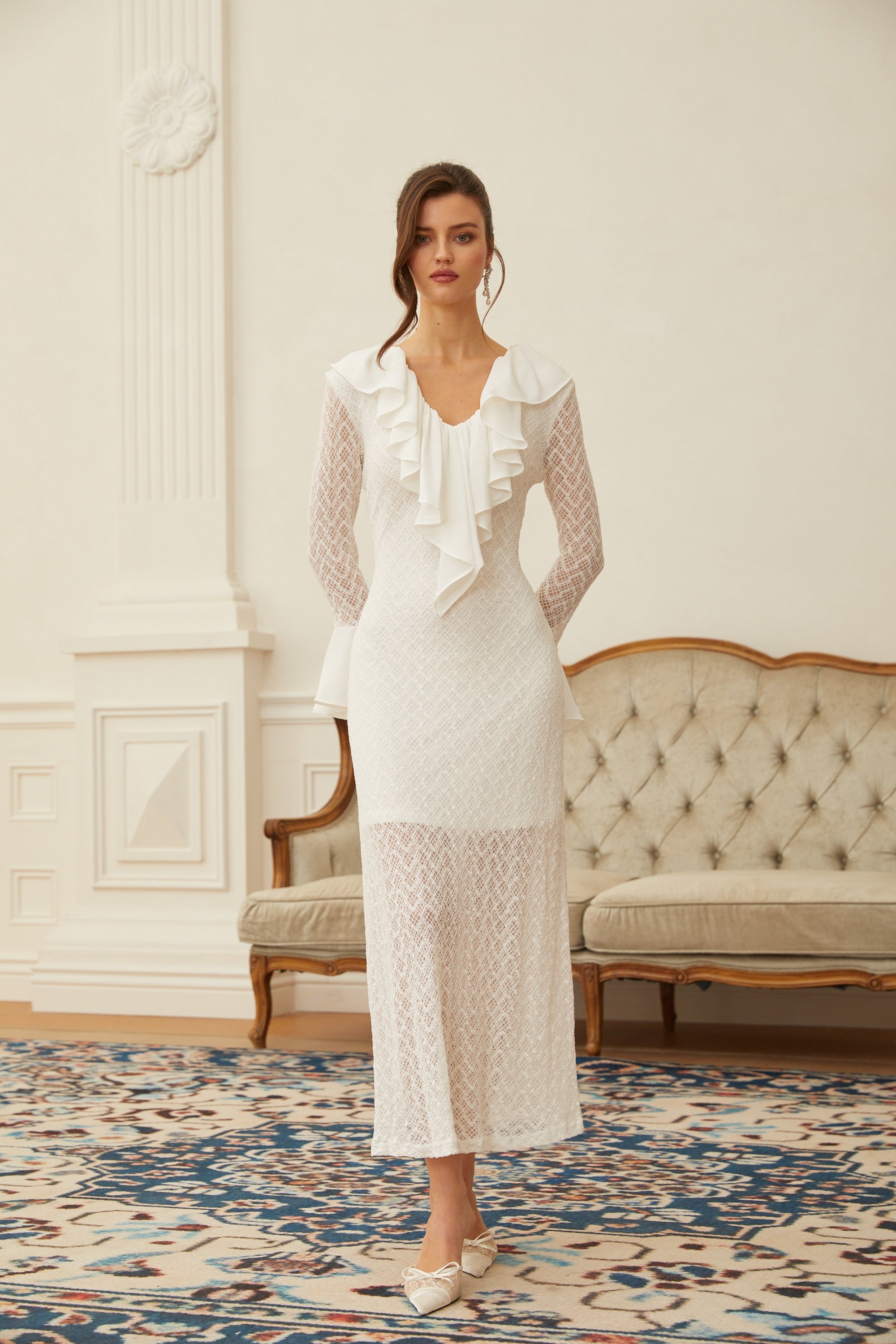 Mădălina Weißes Maxikleid aus Spitze mit Wellenmuster