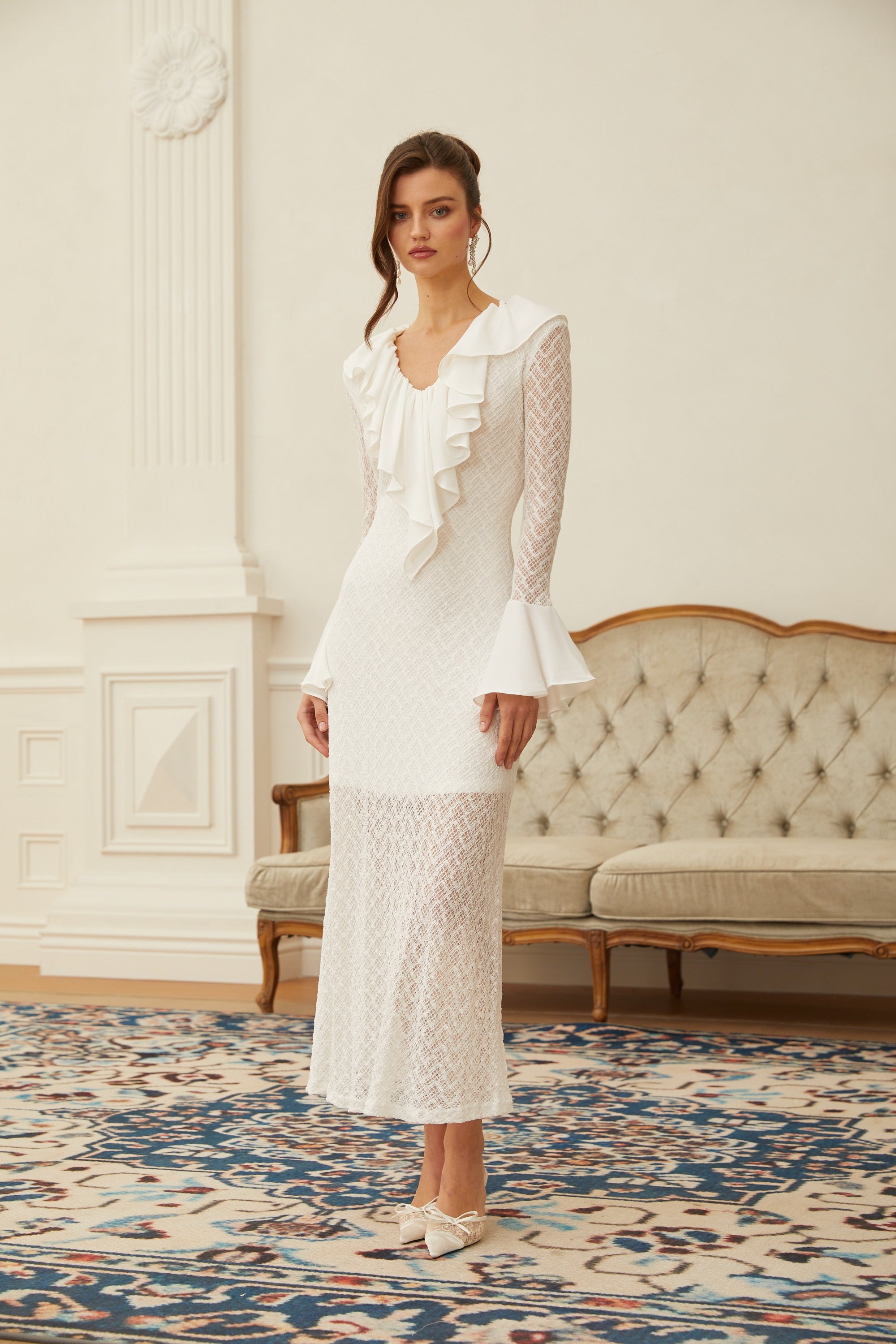 Mădălina Weißes Maxikleid aus Spitze mit Wellenmuster