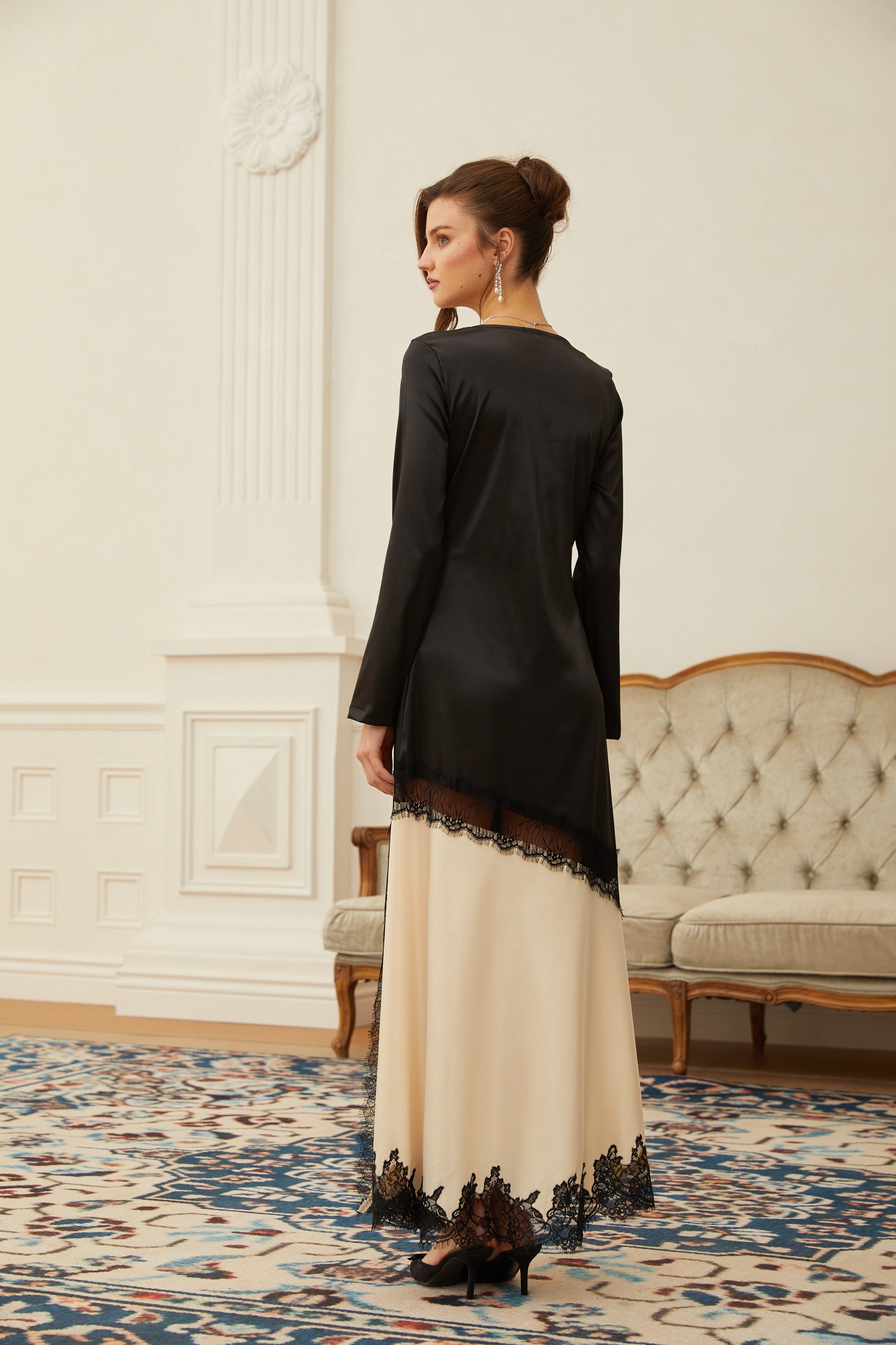 Raphaëlle – Maxikleid aus Satin mit Spitzenbesatz in neutralen Farbtönen