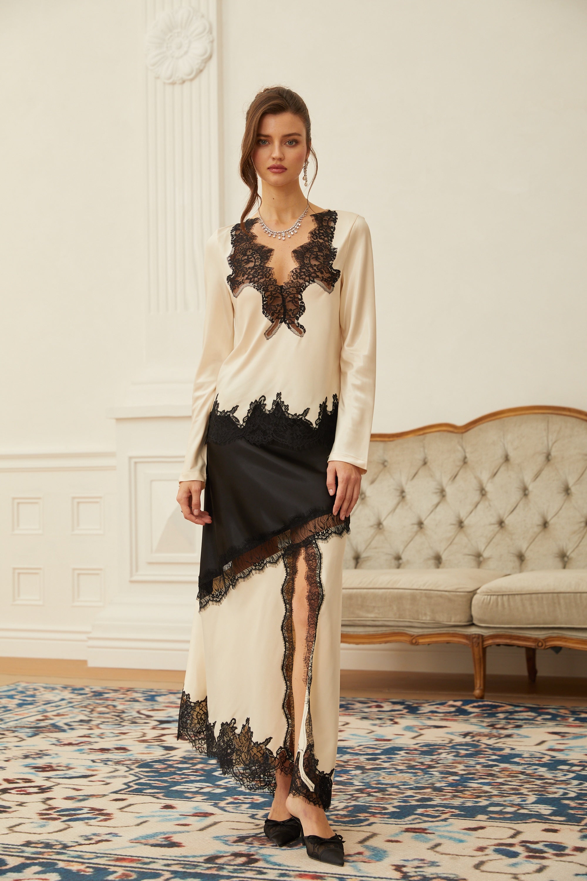 طقم بلوزة وسروال ساتان من Raphaëlle مزين بألواح دانتيل باللون المحايد