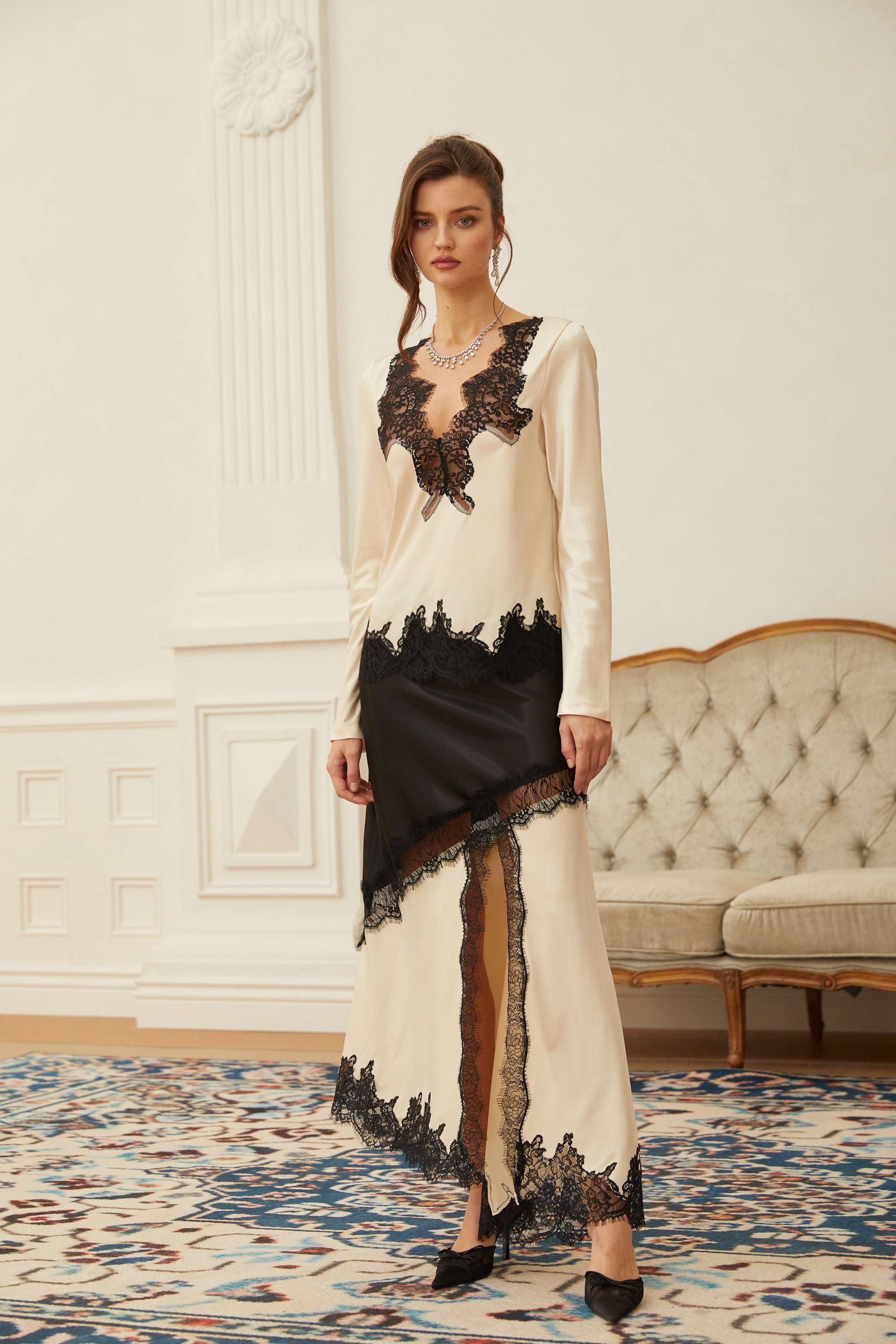 طقم بلوزة وسروال ساتان من Raphaëlle مزين بألواح دانتيل باللون المحايد