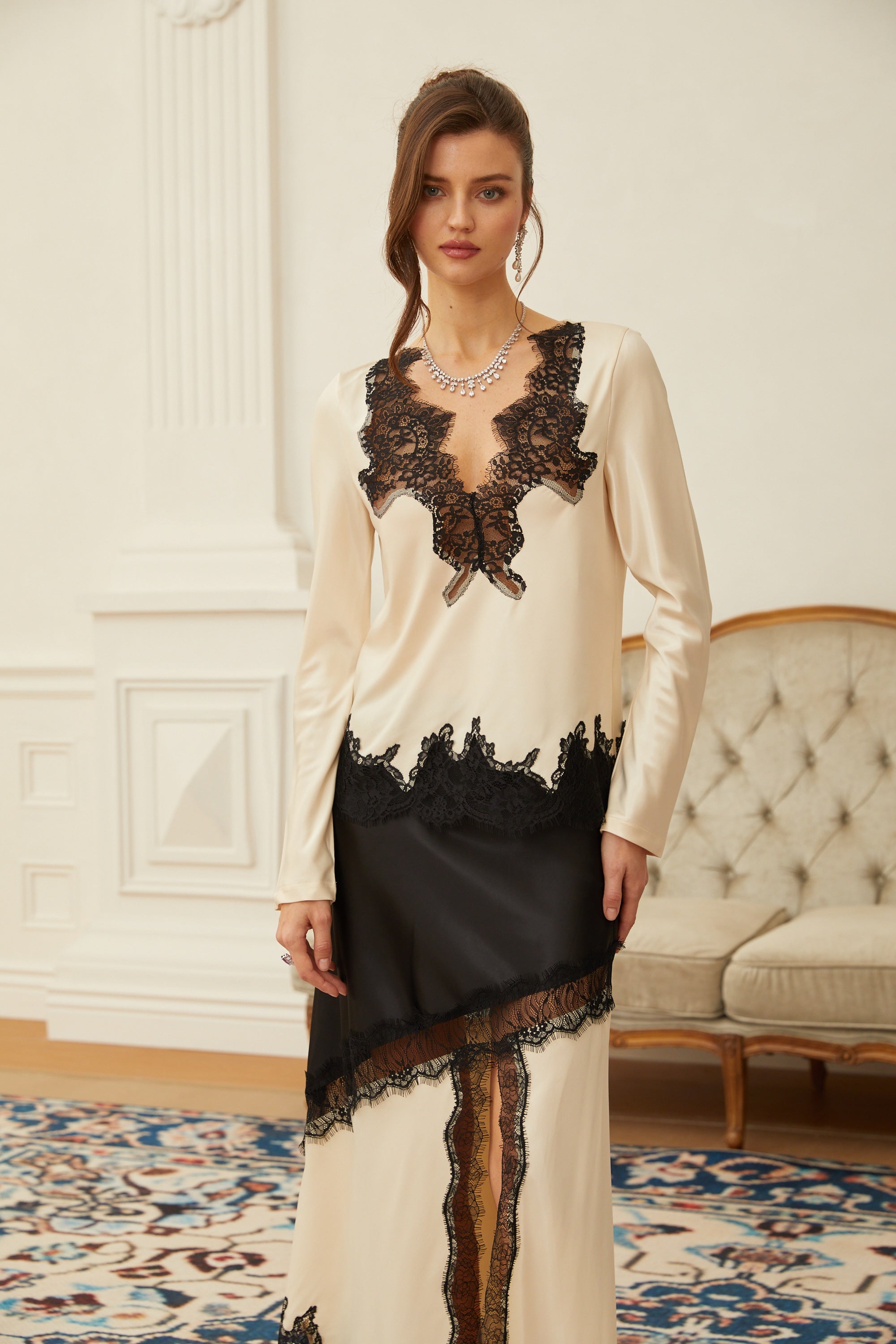 طقم بلوزة وسروال ساتان من Raphaëlle مزين بألواح دانتيل باللون المحايد