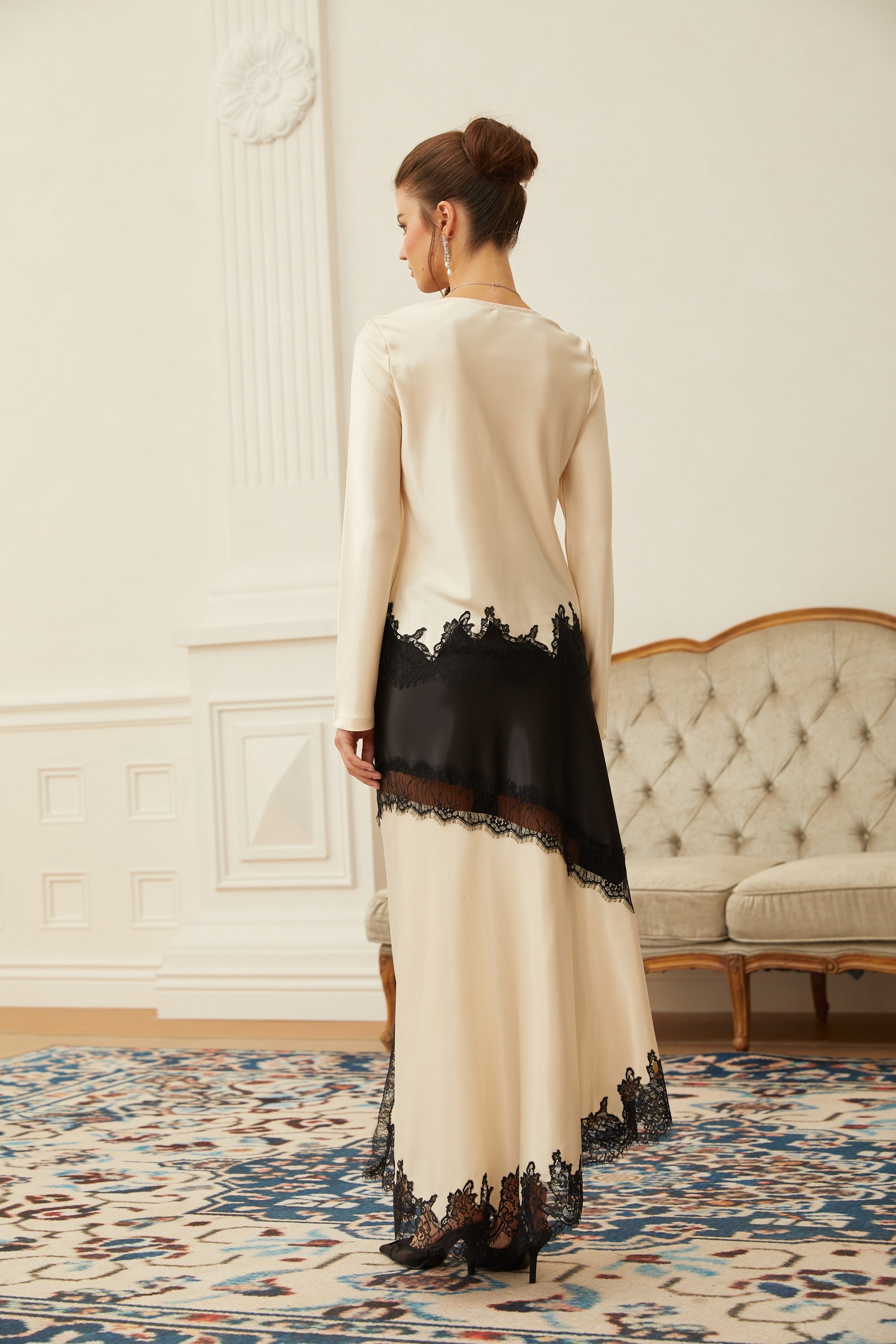 طقم بلوزة وسروال ساتان من Raphaëlle مزين بألواح دانتيل باللون المحايد