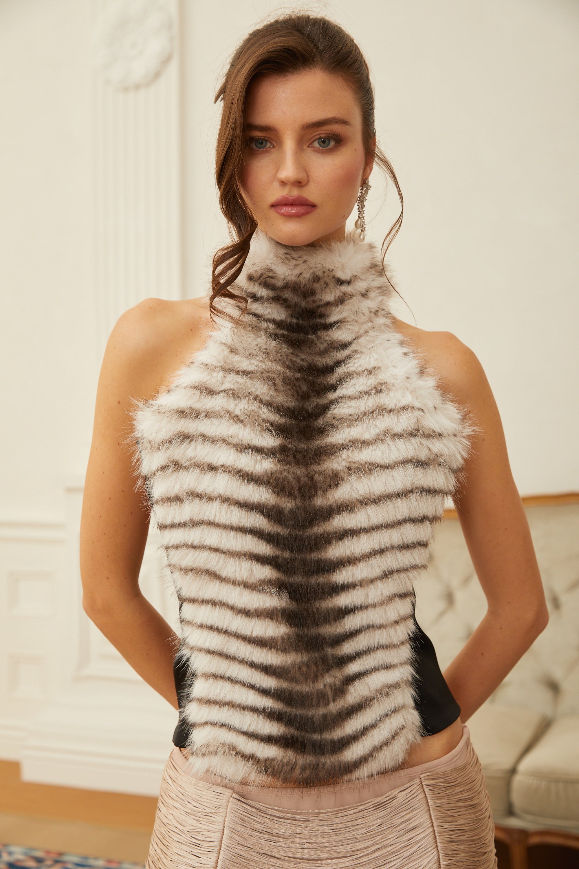 بلوزة قصيرة ذات حمالات على شكل حرف V من Cybele بنقشة زيبرا سوداء