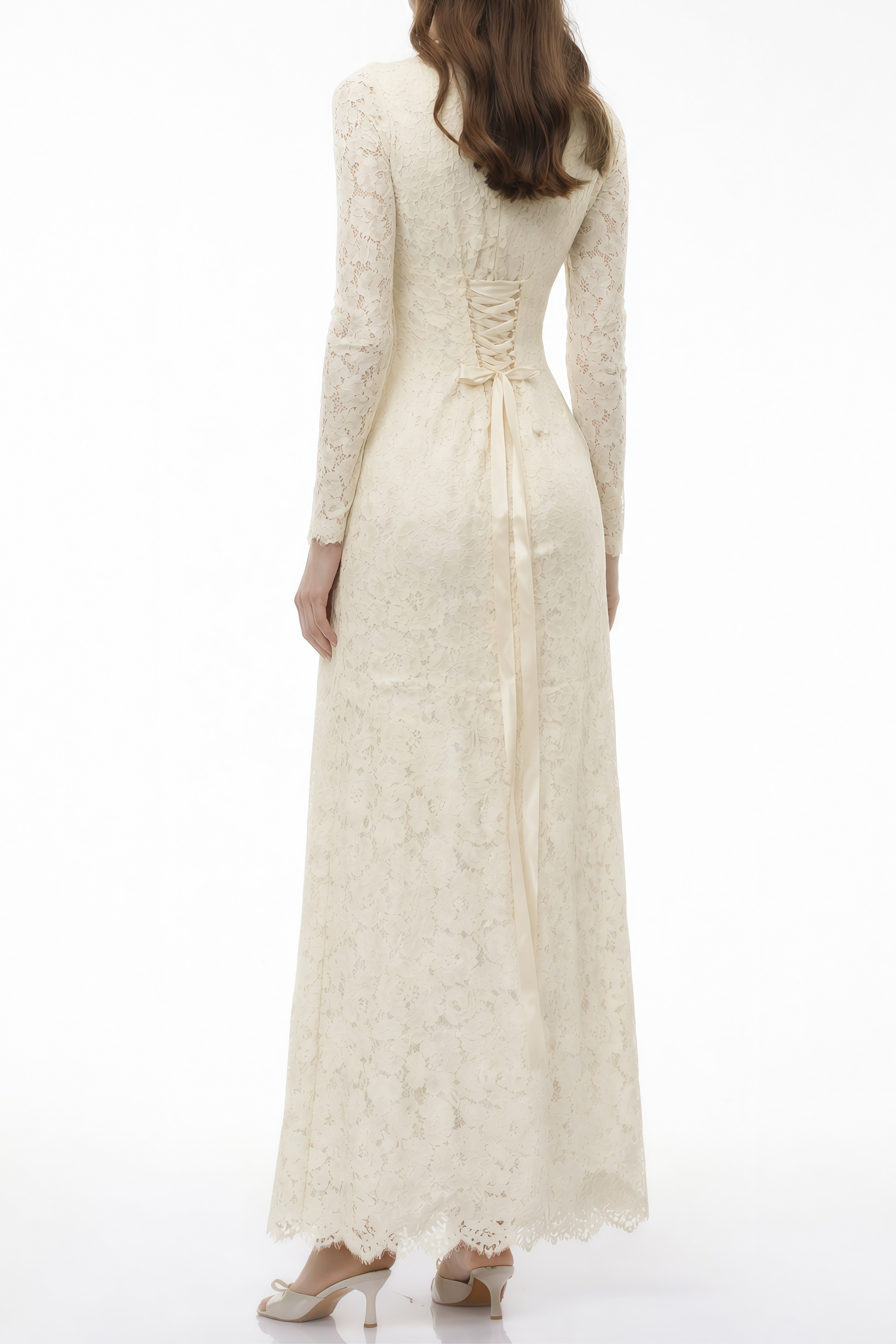 فستان ماجي إيفوري طويل بياقة عالية من الدانتيل المزين بالزهور