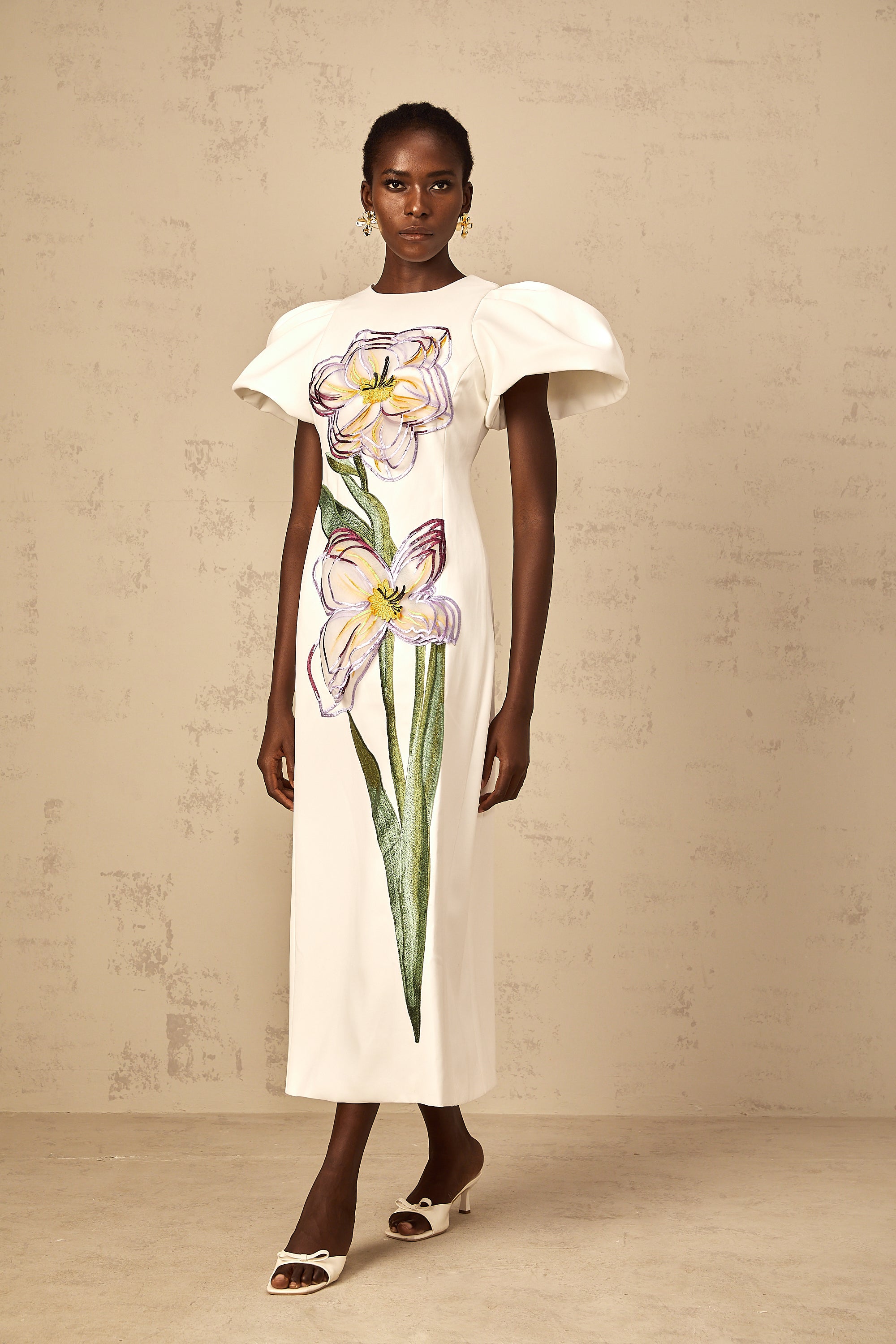 Irène – Weißes Midikleid mit Pailletten- und Blumenstickerei