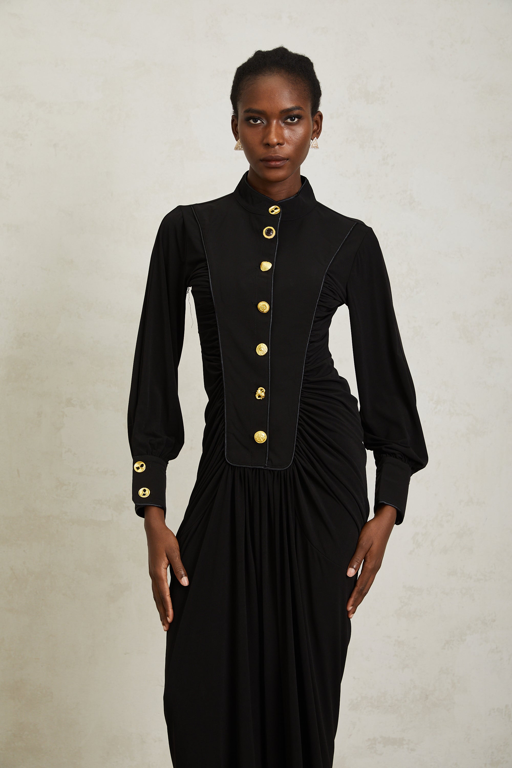 فستان بروكلين ماكسي أسود بتصميم مجمع