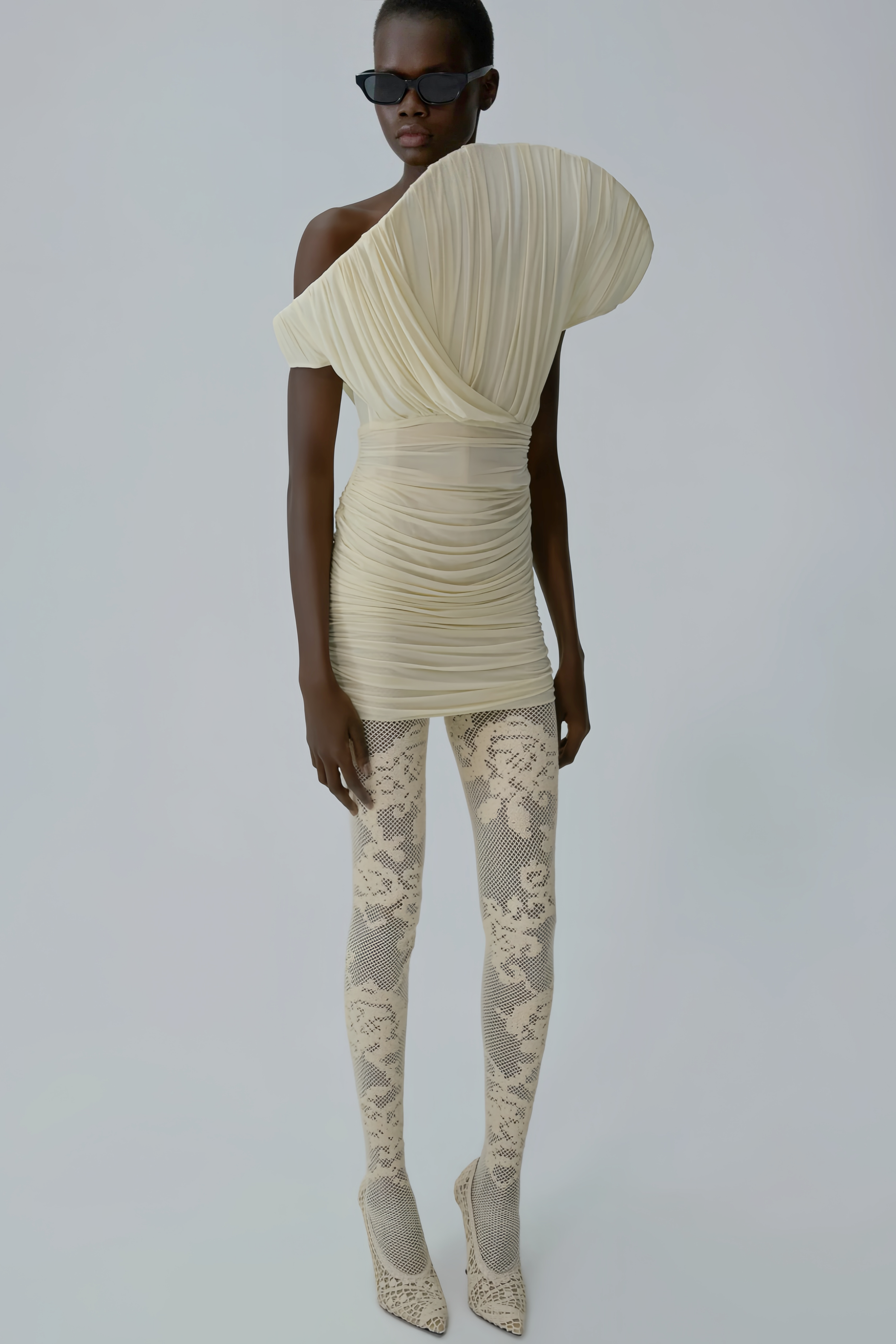 فستان قصير غير متماثل ومكشكش من فيليسيا، لون أبيض كريمي