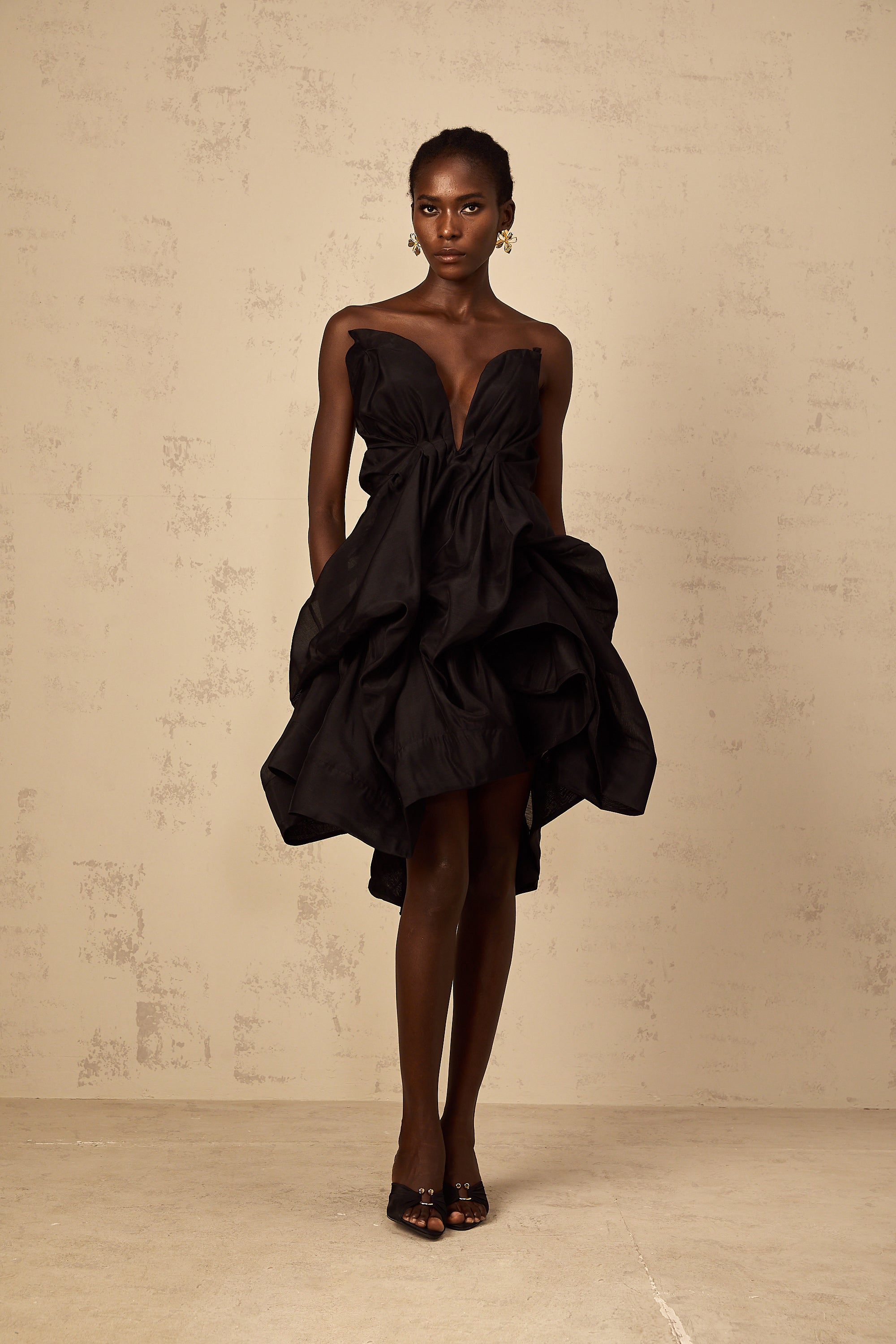 فستان إيليدا القصير ذو الطيات غير المتماثلة