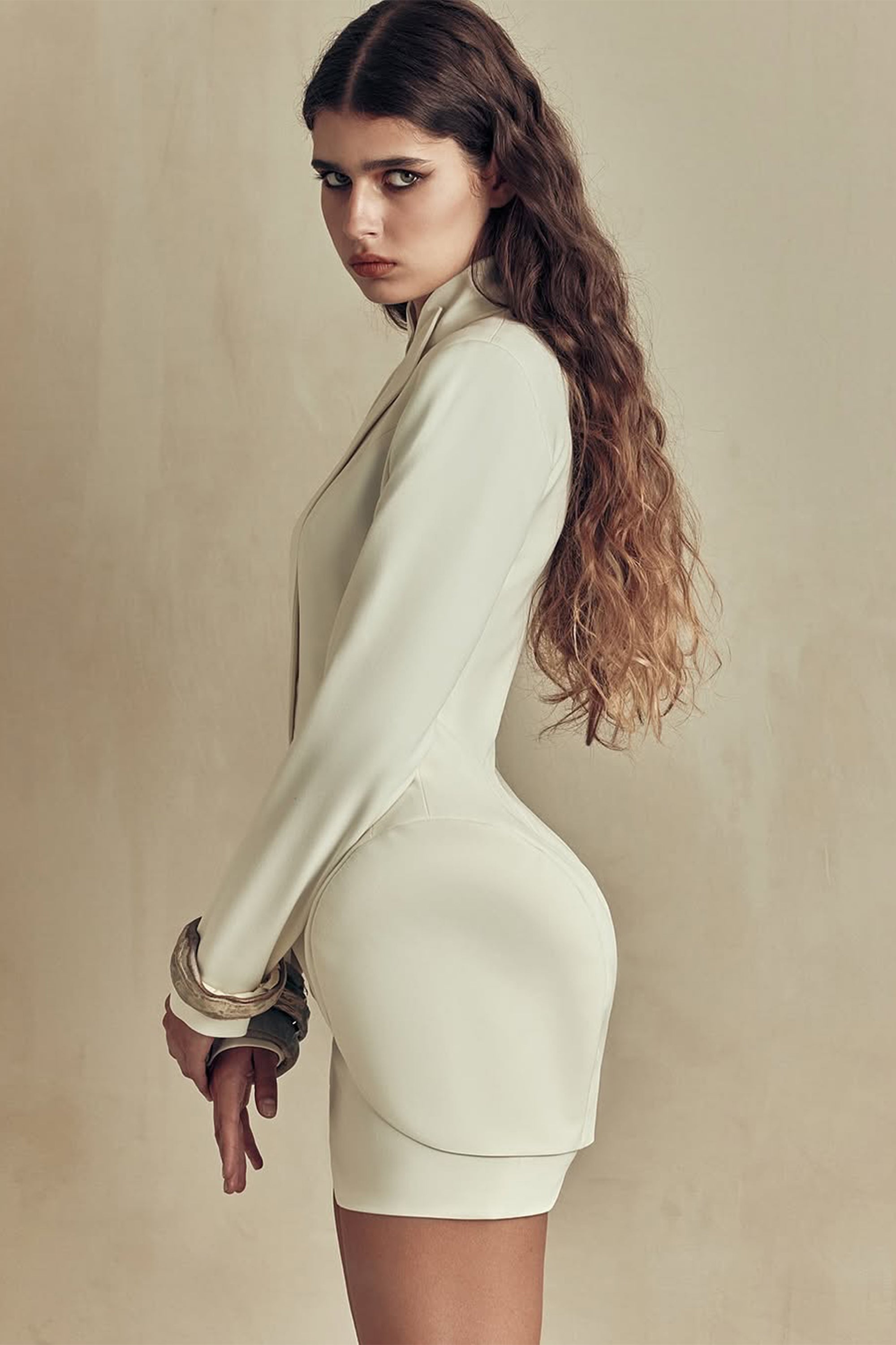 طقم جاكيت وتنورة بتصميم برميلي من أدريانا وايت