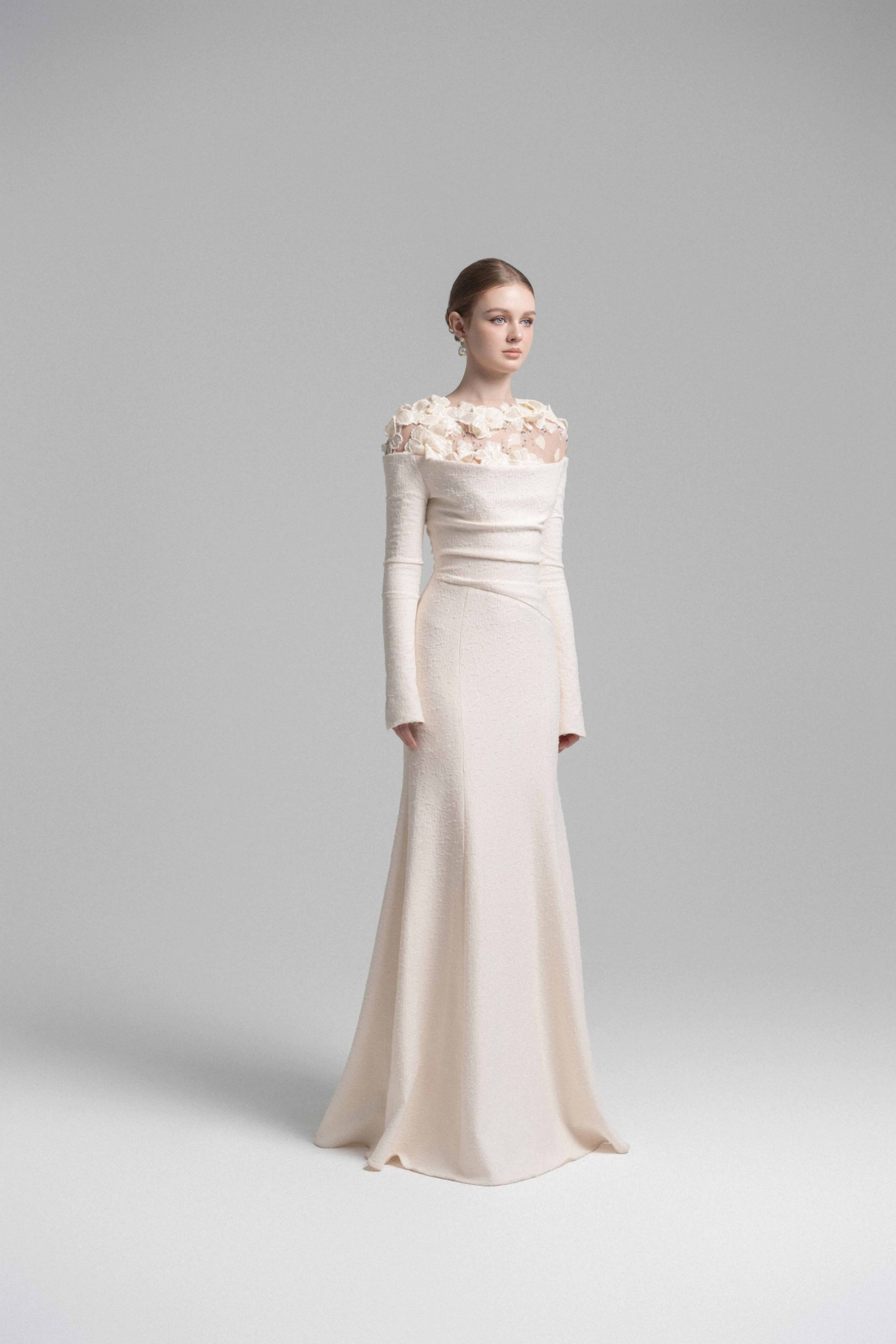 فستان سيلفيا الأبيض المزين بالزهور بدون أكتاف