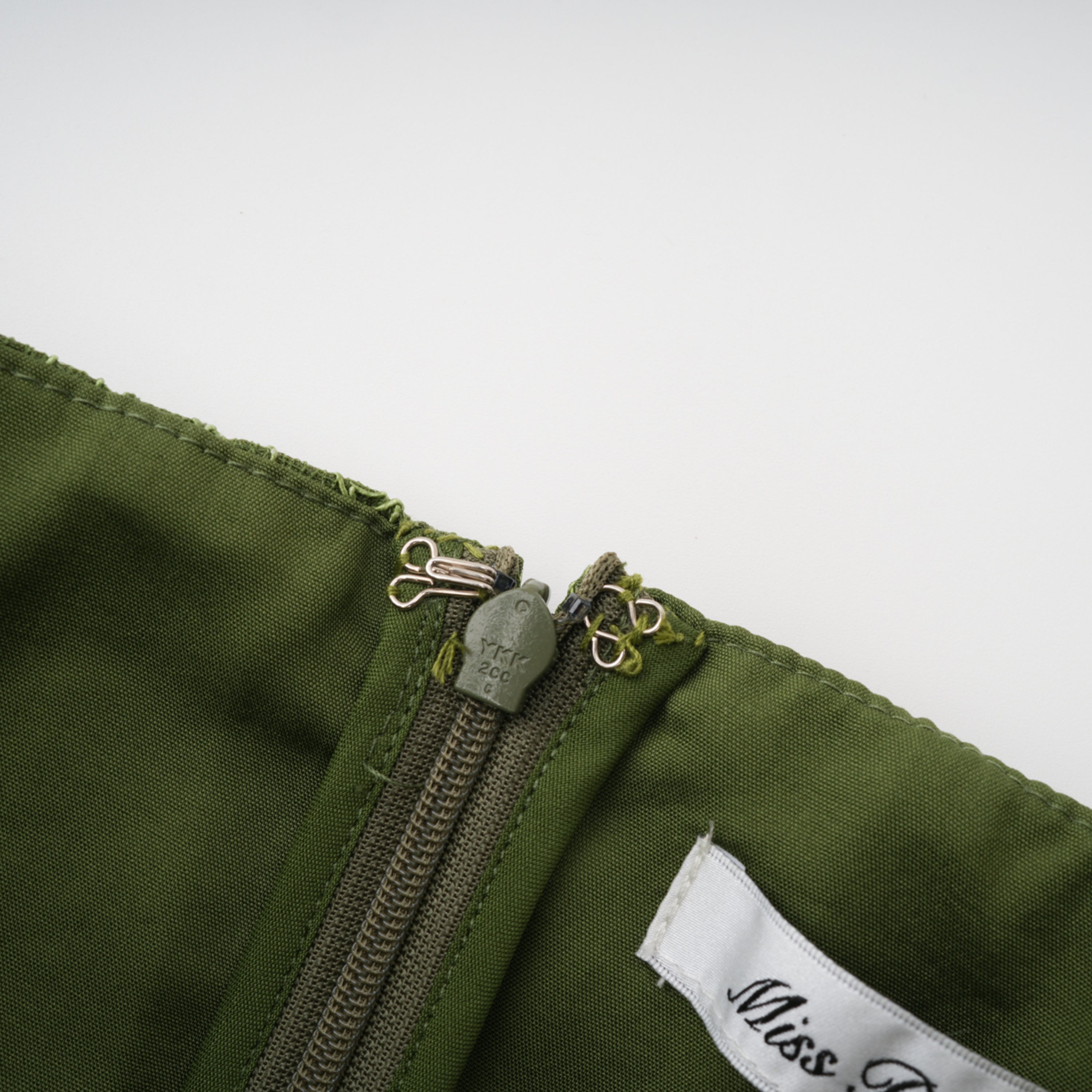 فستان ماكسي من فرانزيسكا باللون الأخضر مزين بزخارف (بدون قفازات)