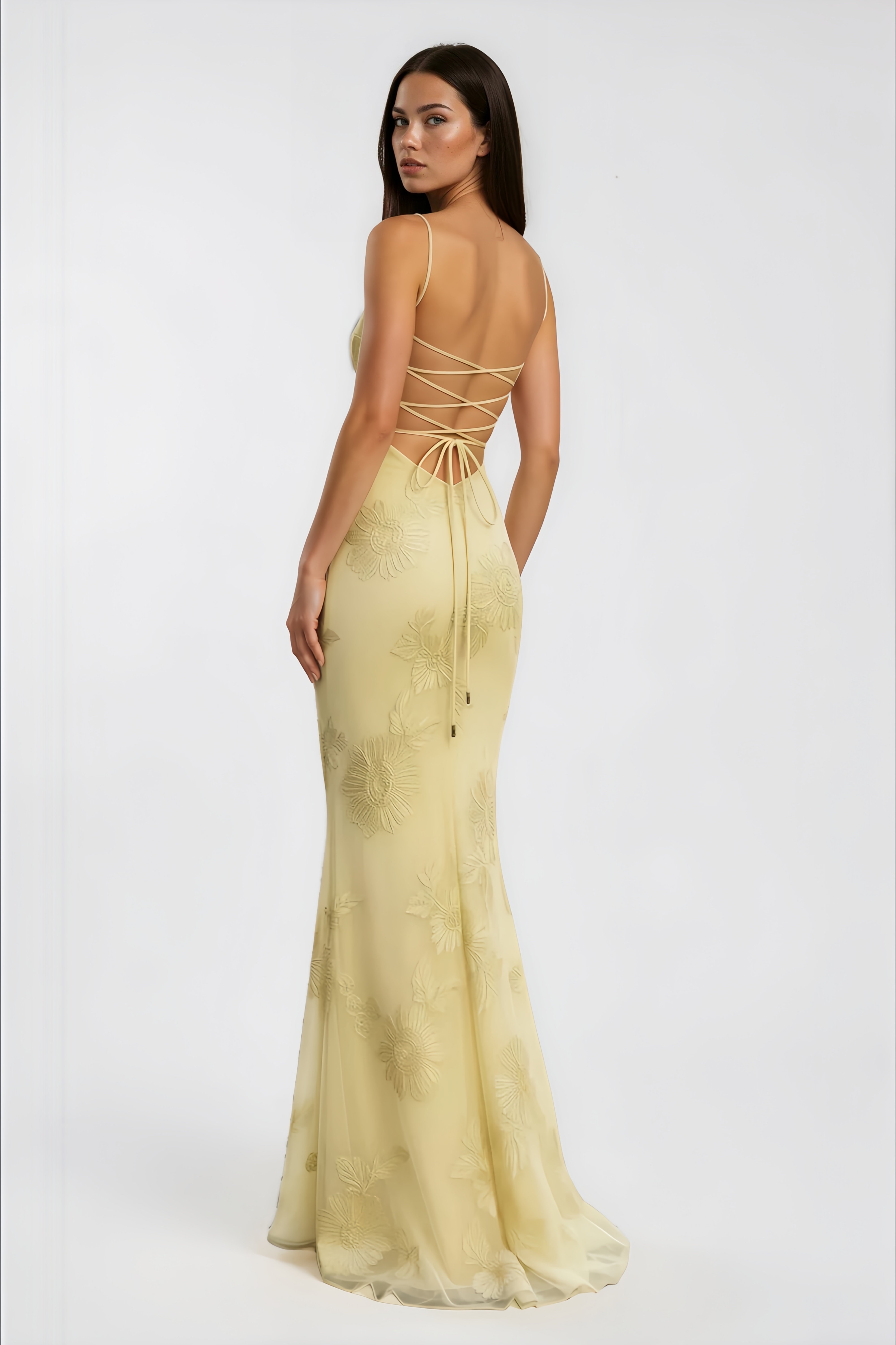 فستان مزين بزخارف شريطية زهرية صفراء