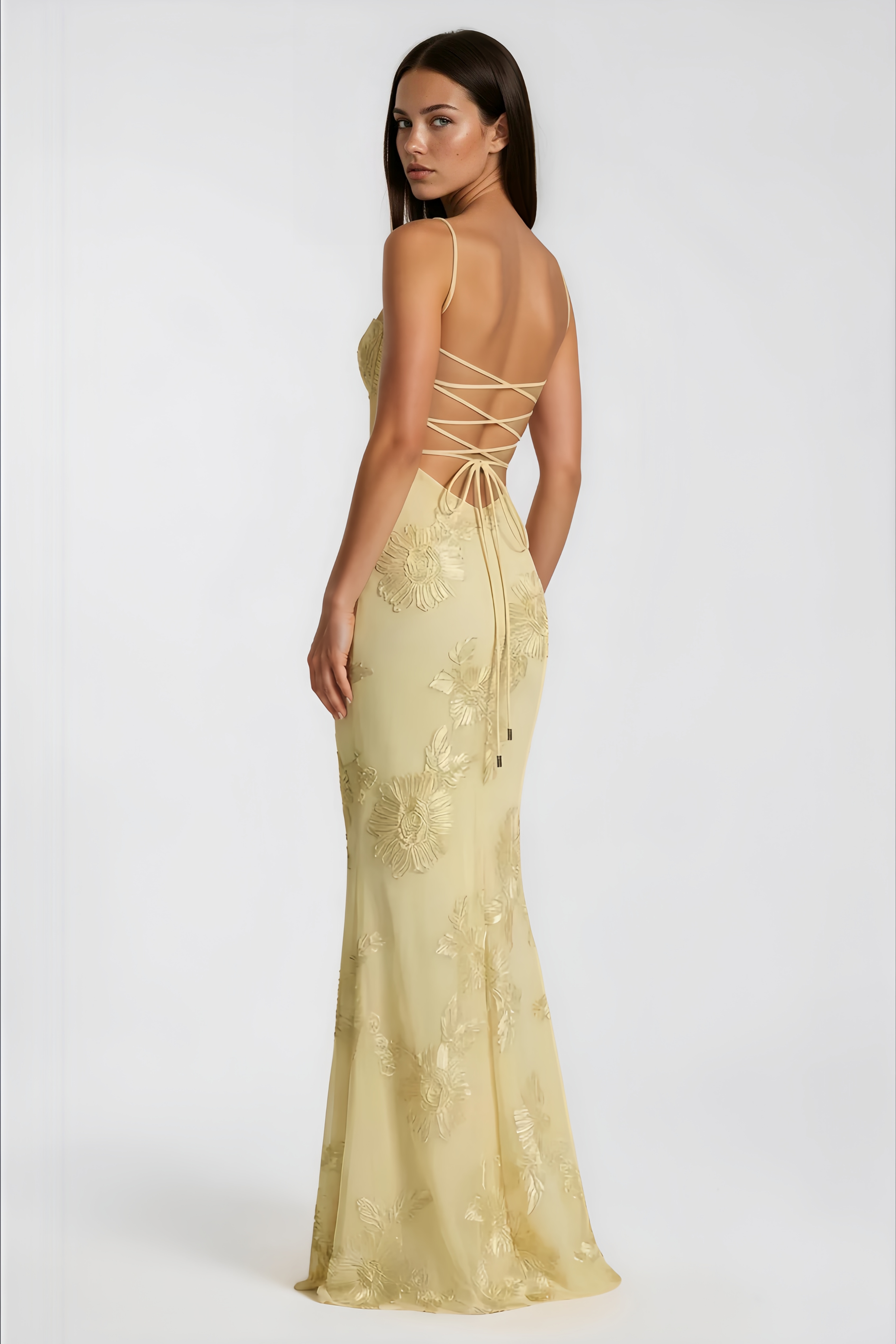 فستان مزين بزخارف شريطية زهرية صفراء