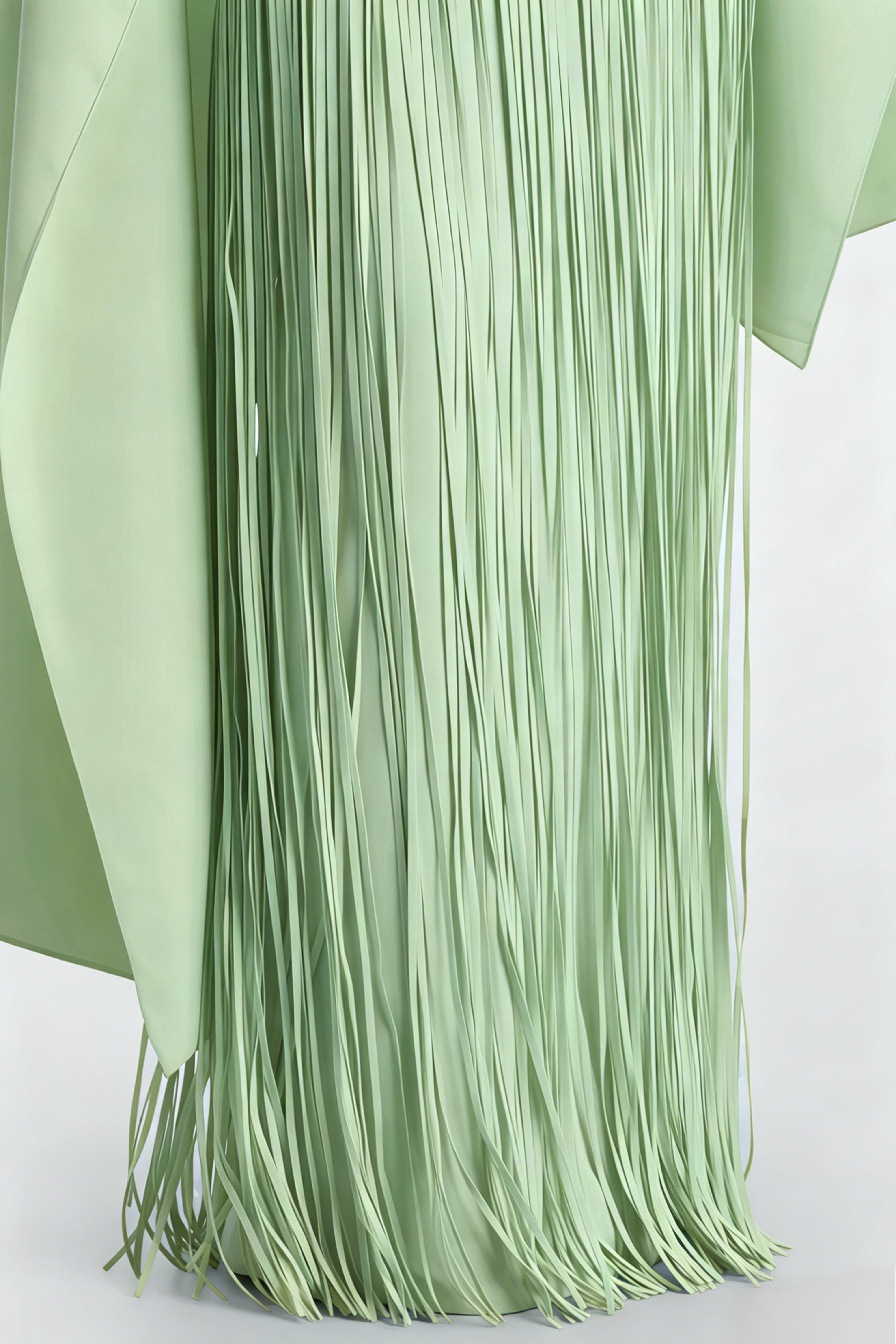 فستان ماكسي من كايتانا باللون الأخضر الزمردي مع حواف وبتصميم يشبه الرداء