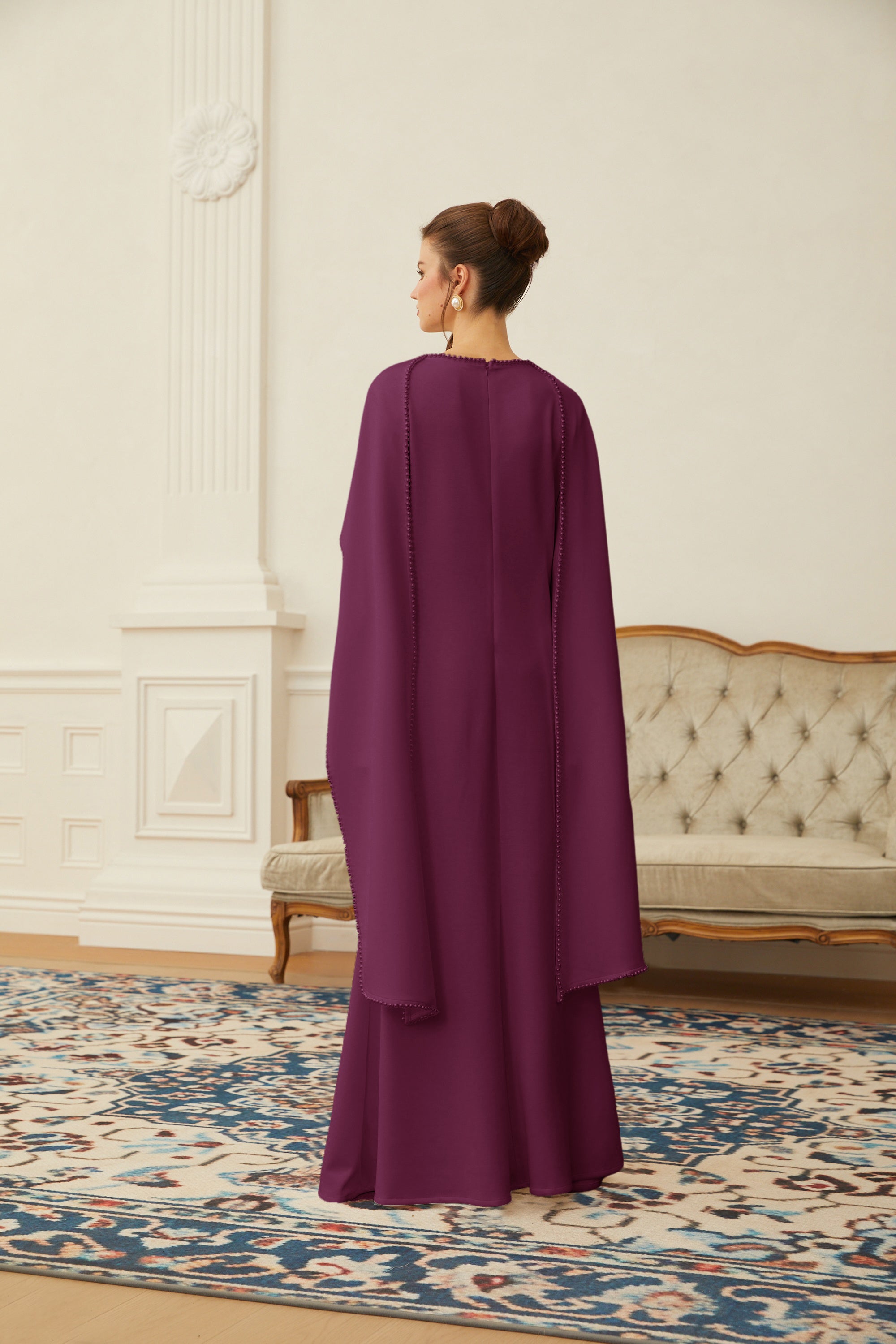 Piroska Maxikleid mit lila Perlenbesatz und Schaldetails