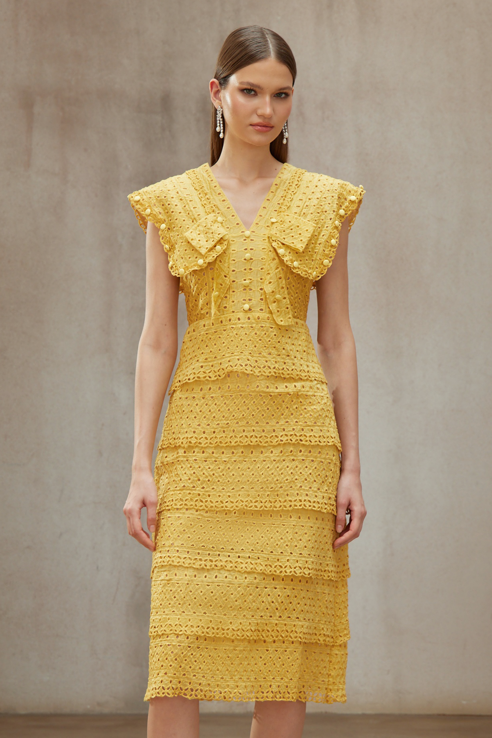 فستان فيدجي الأصفر المطرز متعدد الطبقات