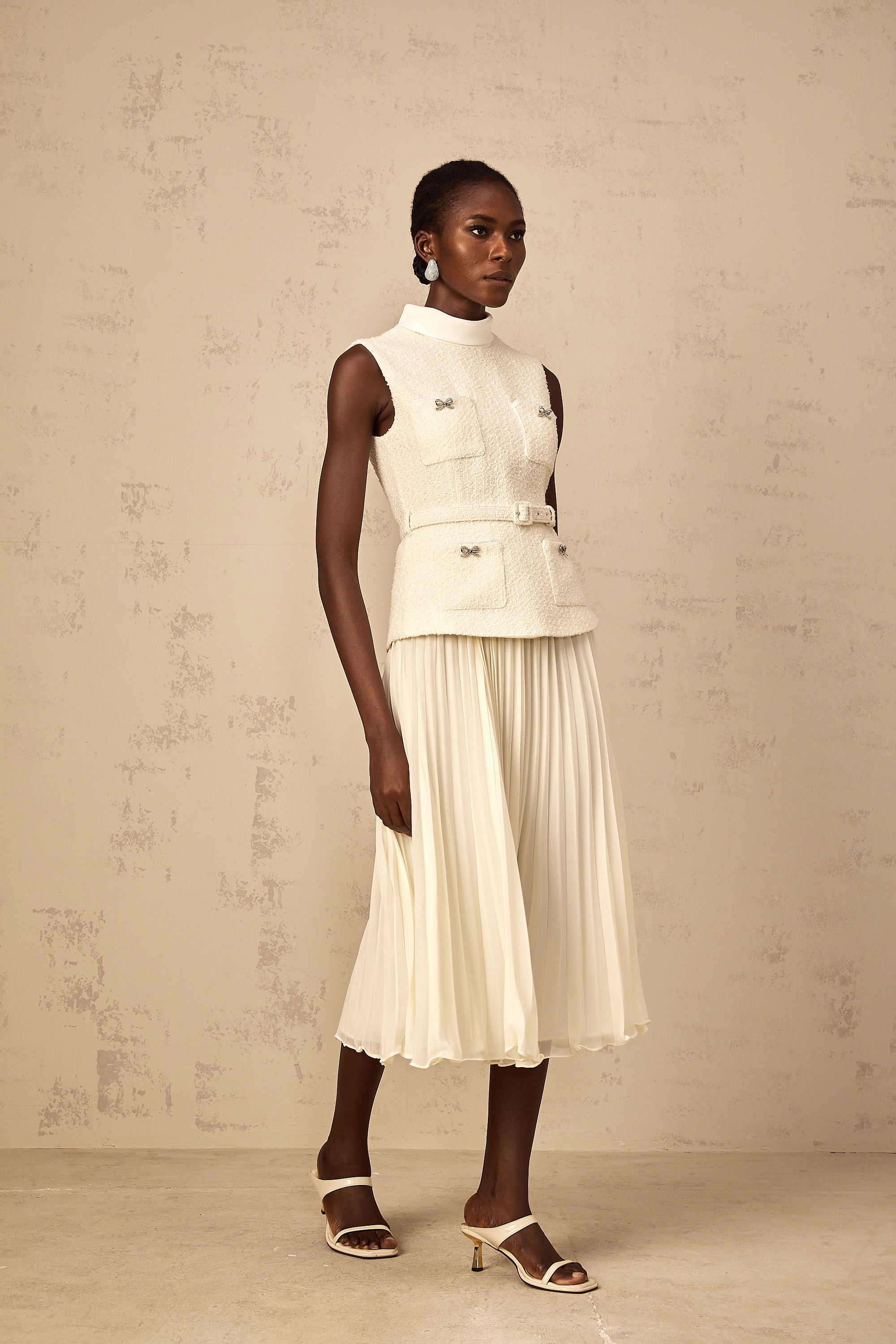 فستان دولسي متوسط ​​الطول من التول باللون الأبيض الفاتح