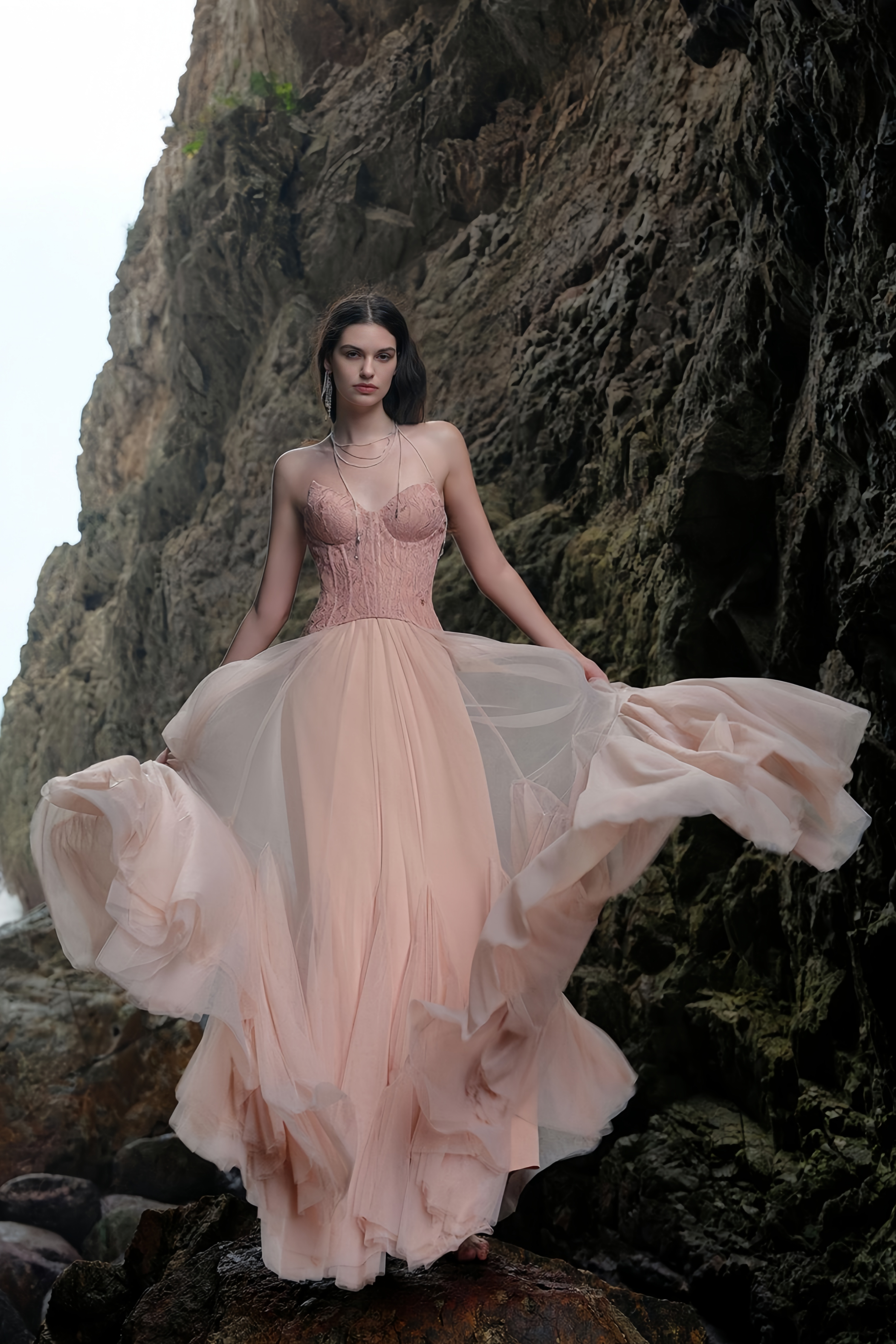 فستان ماكسي من التول والكورسيه من أولريك باللون الوردي 