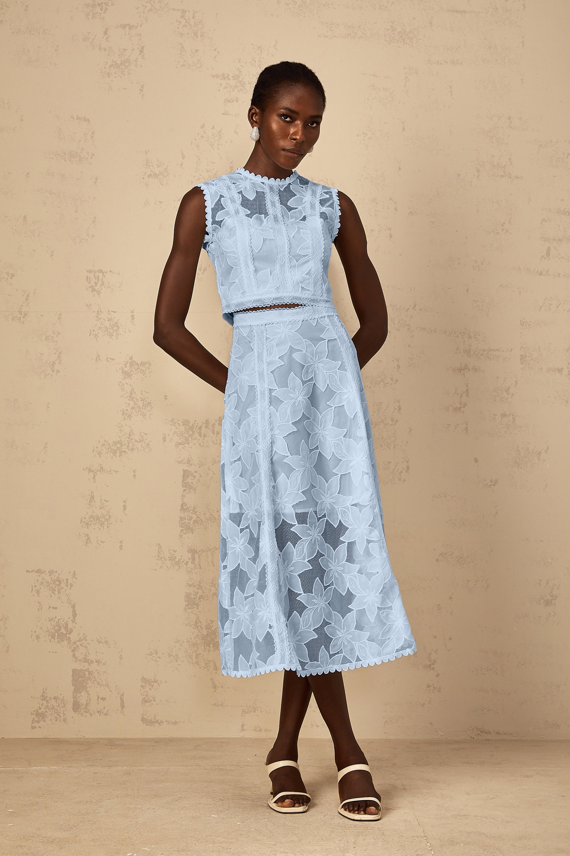 طقم مايليز بلوزة وتنورة مطرزة بالورود باللون الأبيض