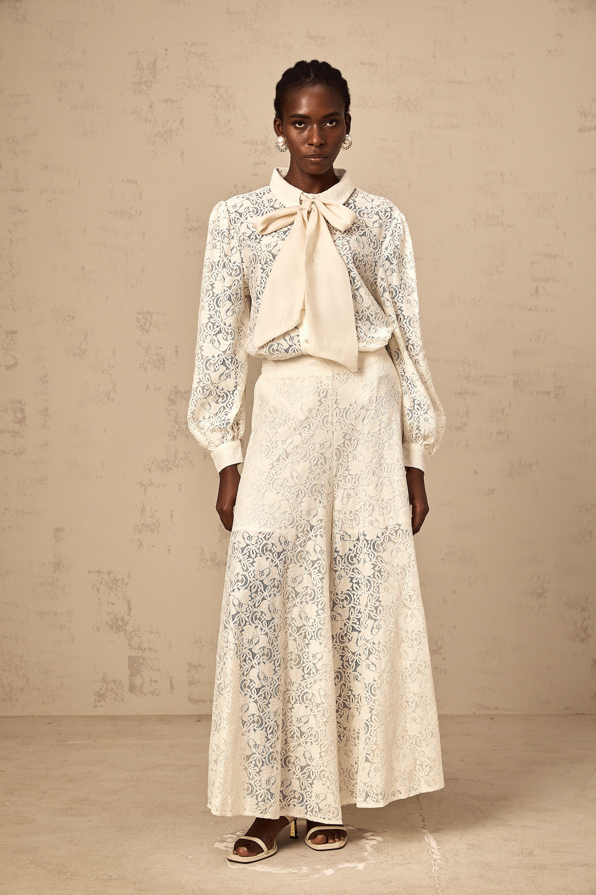 طقم فانيسا الأبيض من قميص وبنطال من الدانتيل المزخرف بالجيبور 