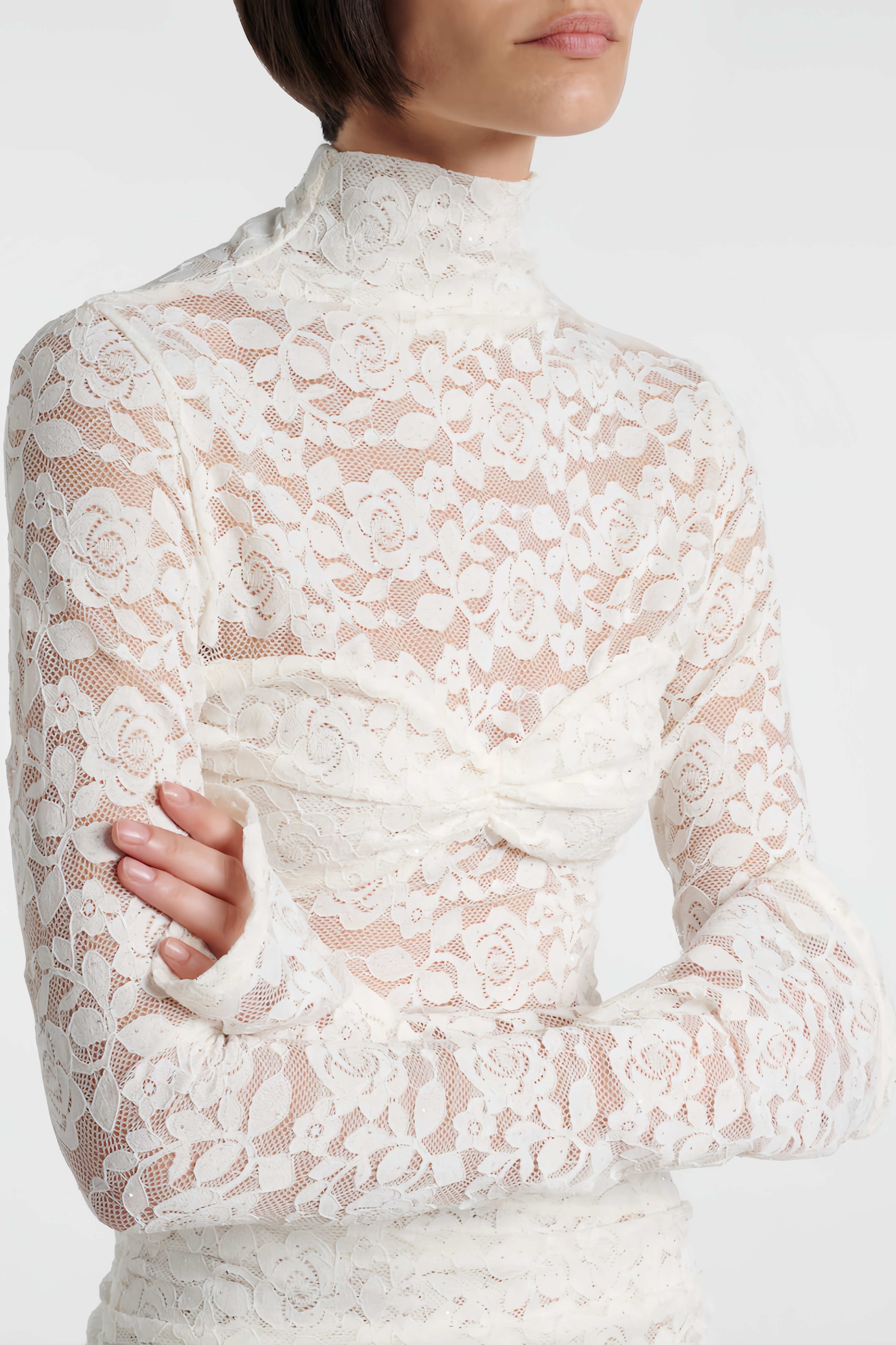 طقم أوندِس من شال فرو أبيض وسترة صوفية وشورت