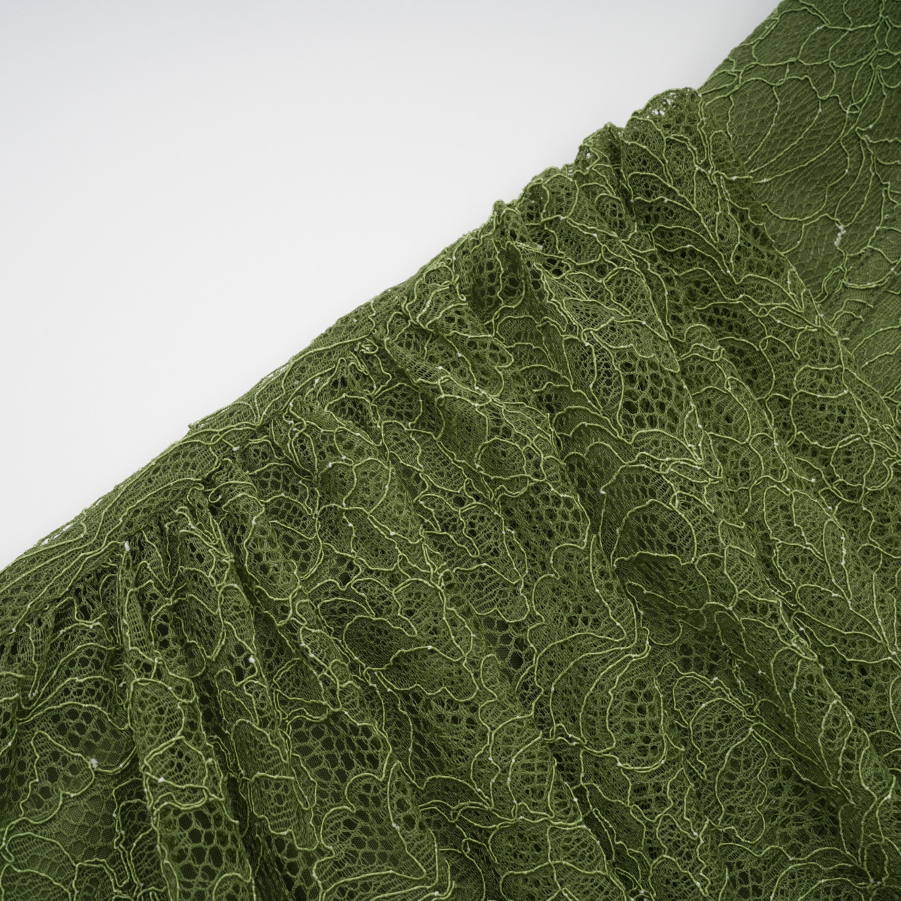 فستان ماكسي من فرانزيسكا باللون الأخضر مزين بزخارف (بدون قفازات)