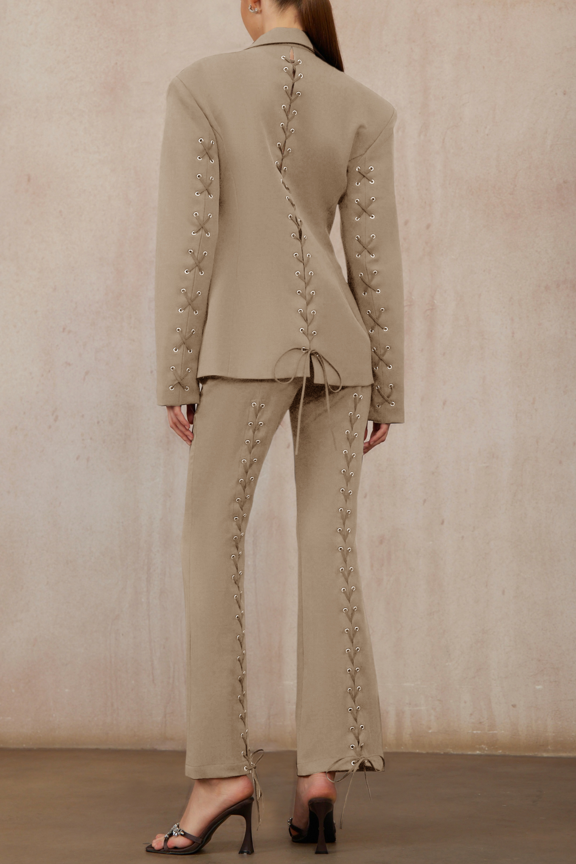 طقم بليزر وبنطال بني برباط من برونيل