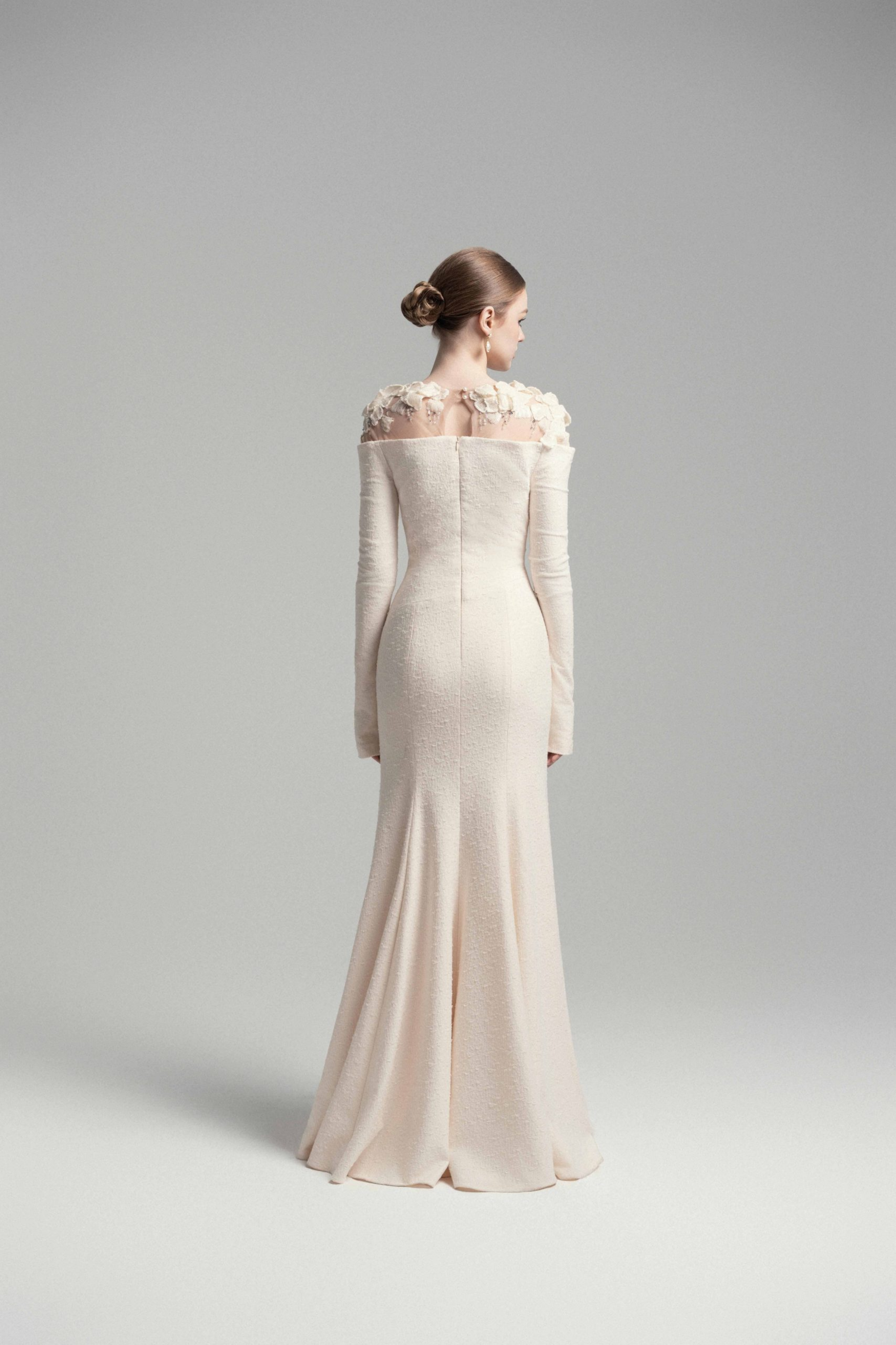 فستان سيلفيا الأبيض المزين بالزهور بدون أكتاف