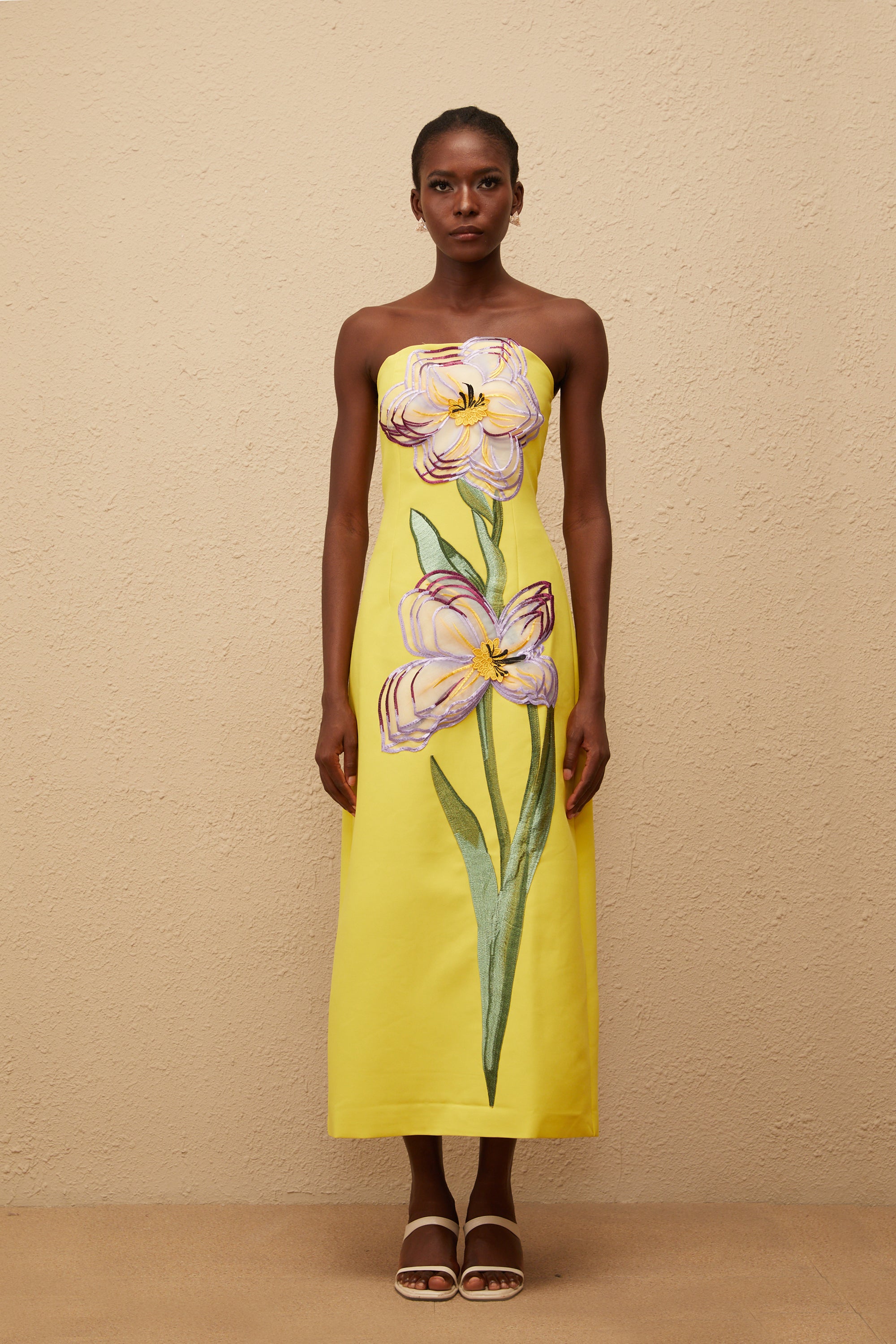 فستان إيرين متوسط الطول مكشوف الكتفين مطرز بالترتر باللون الأصفر